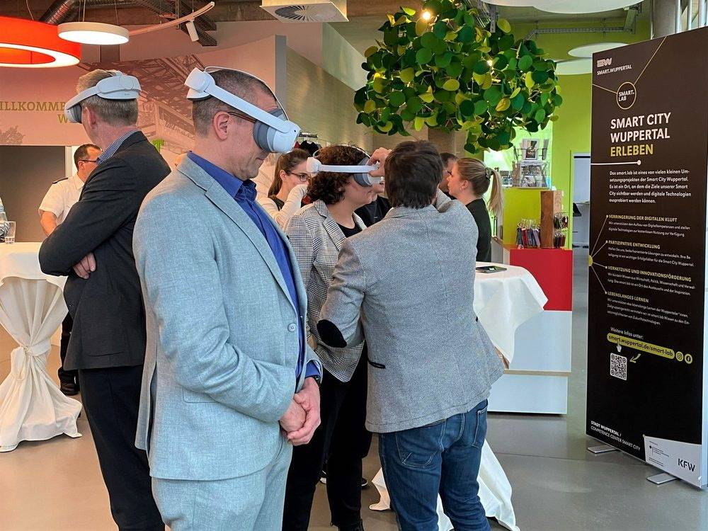  OB Uwe Schneidewind mit einer VR-Brille. 