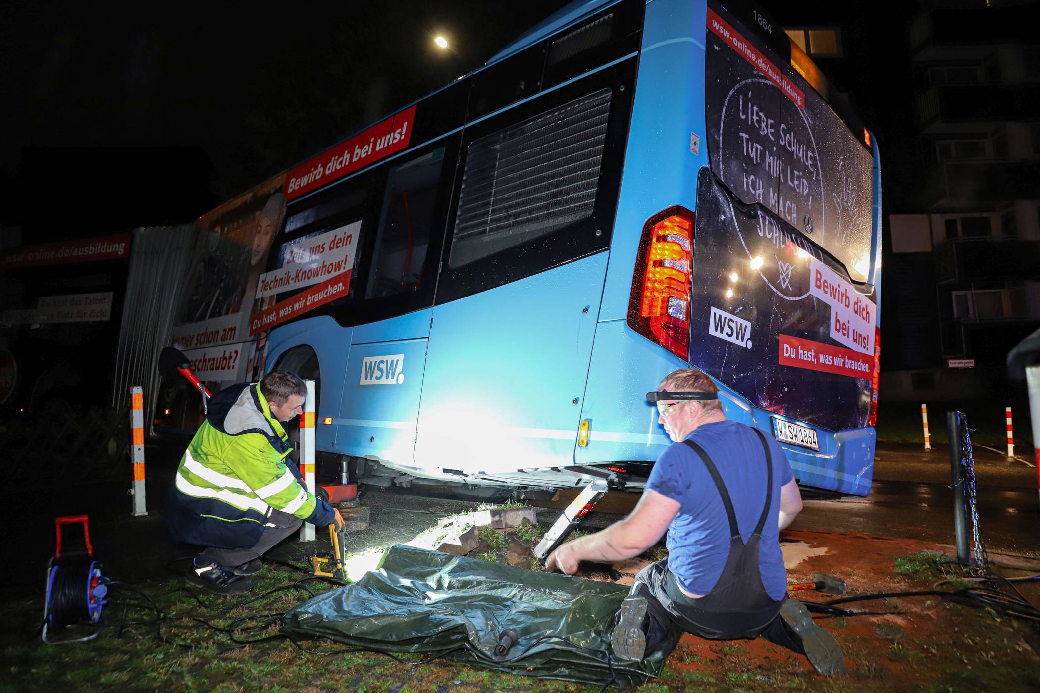 Der Bus musste mit technischem Gerät befreit werden.