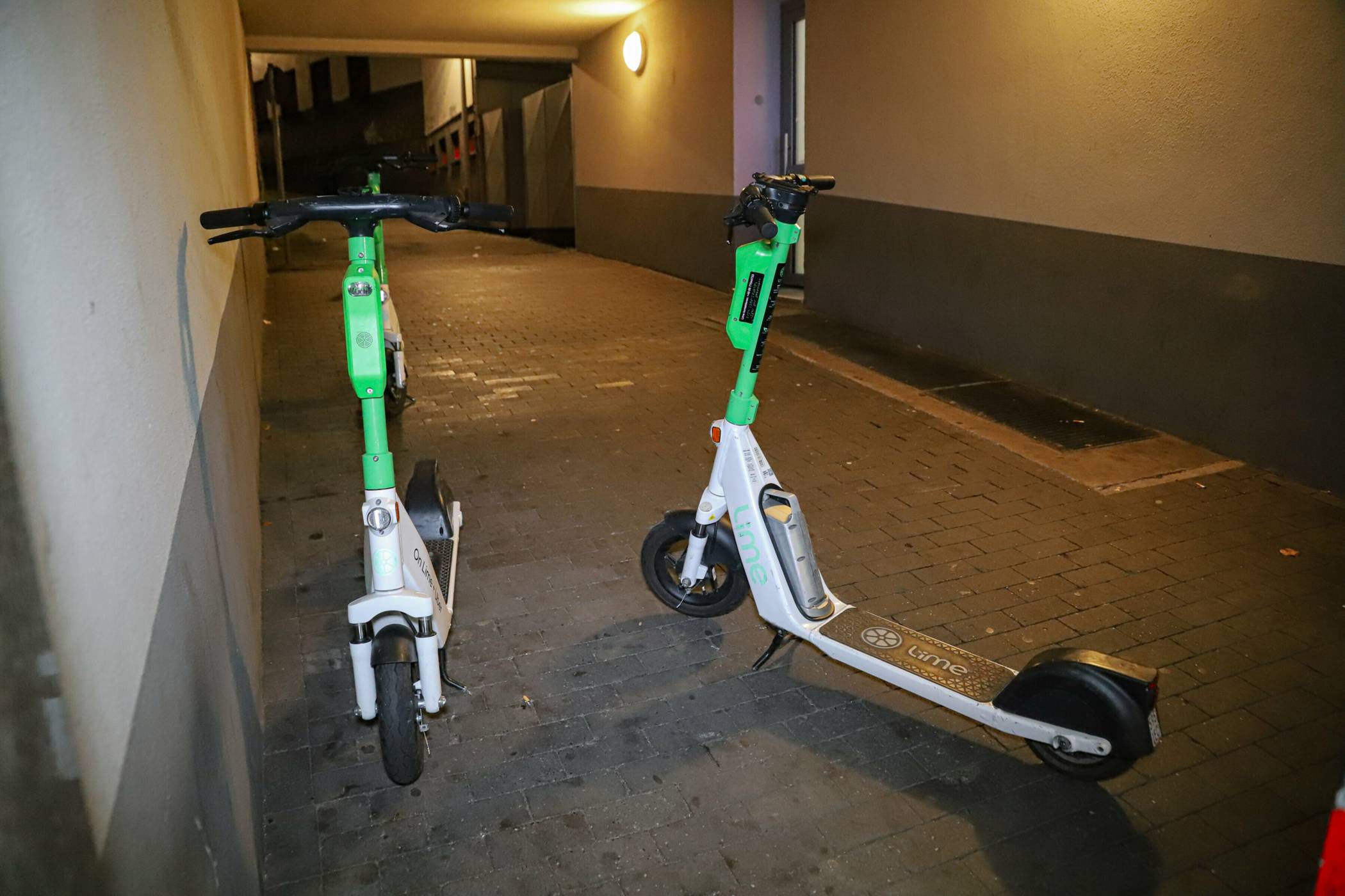  Abgestellte E-Scooter. 