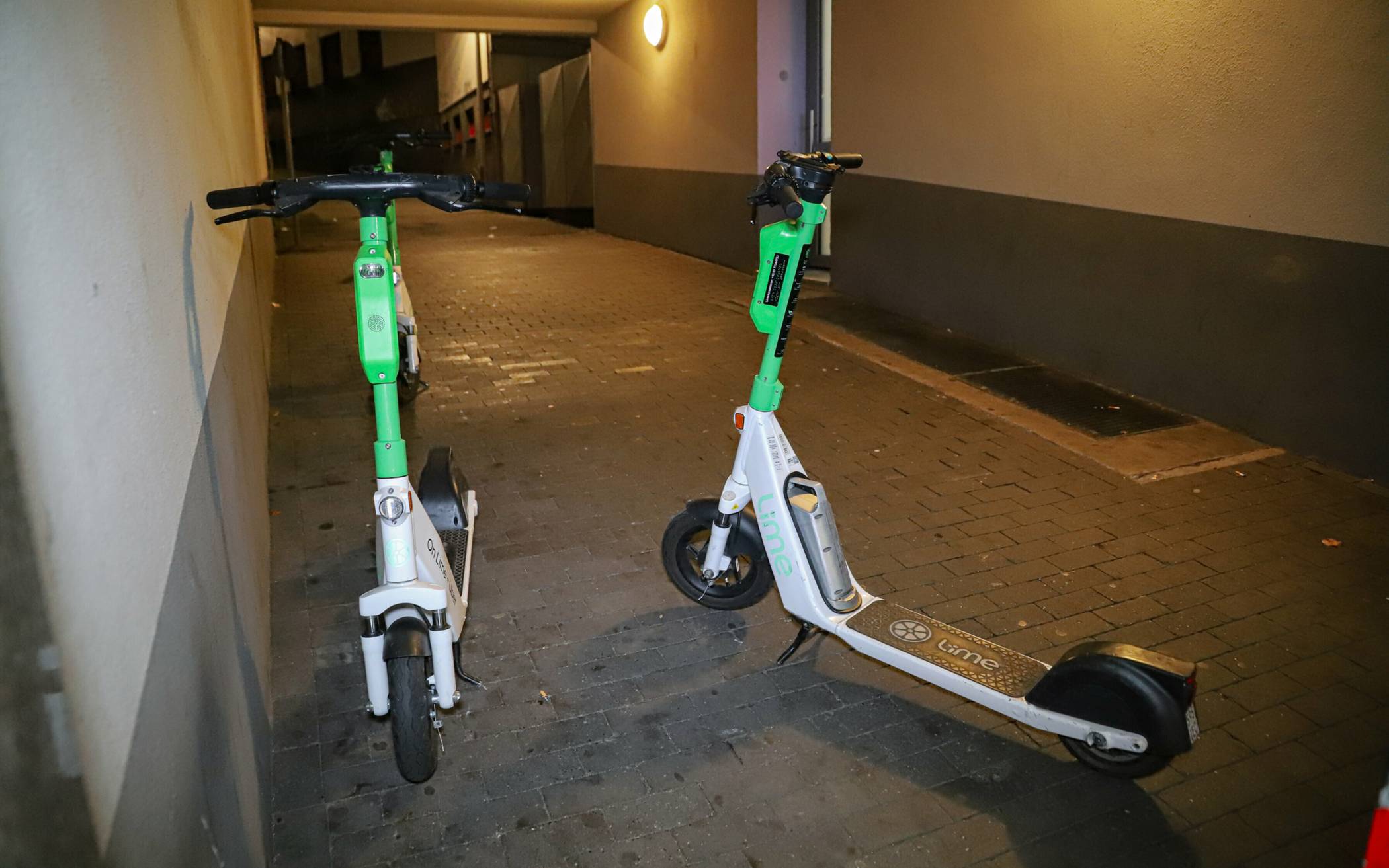 Abgestellte E-Scooter.