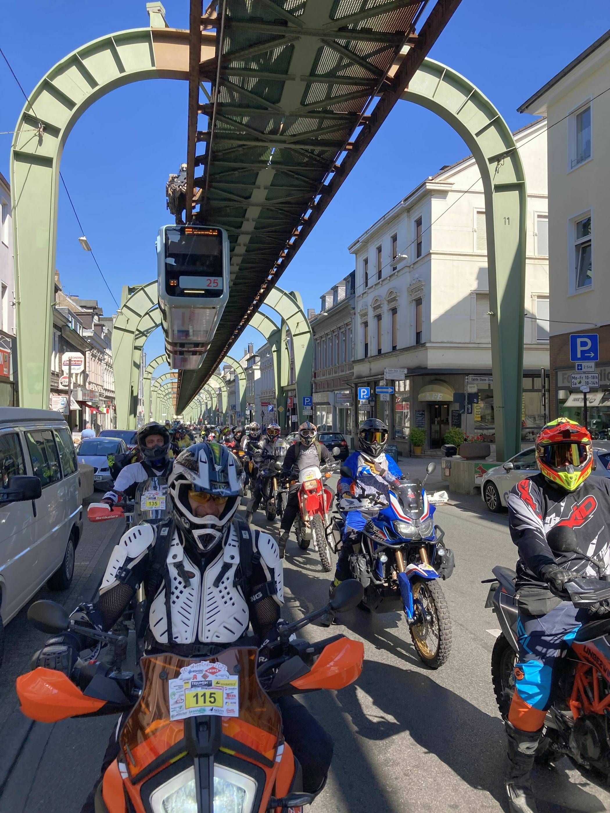  Unter der Schwebebahn. 