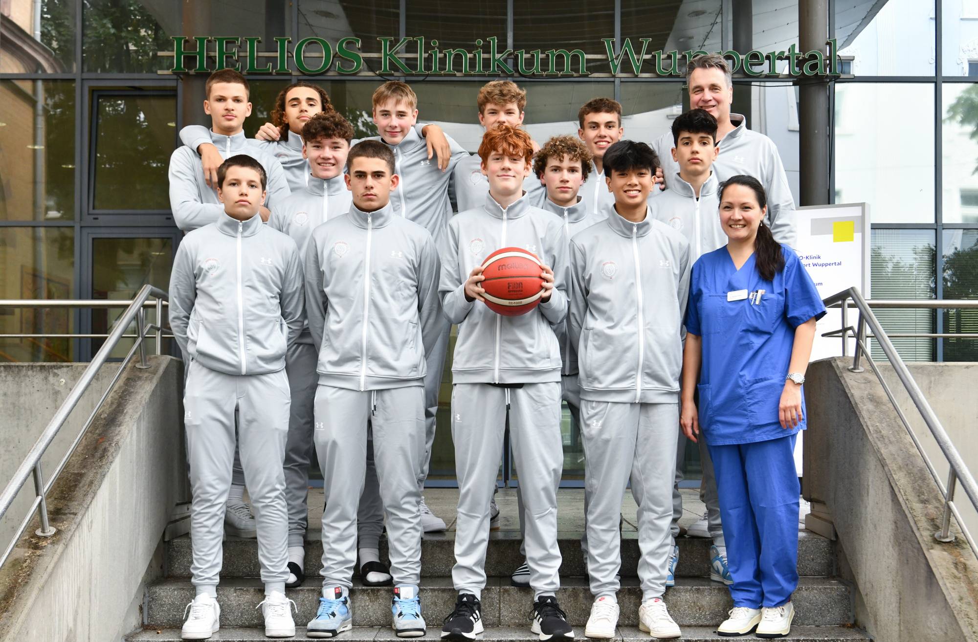 Die jungen Athleten der U16 der Südwest Baskets Wuppertal mit Dr. Mashiba Grams (Oberärztin 2 am HUKW) und Mannschaftsärztin und Trainer Lars von Saldern.