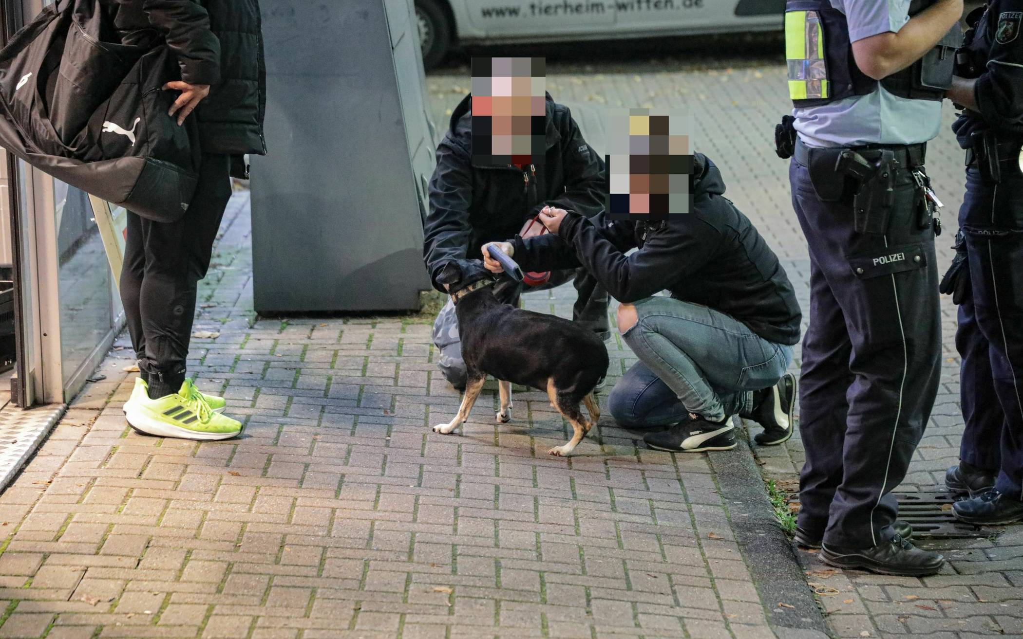 Hund an Tankstelle in Wuppertal vergessen​