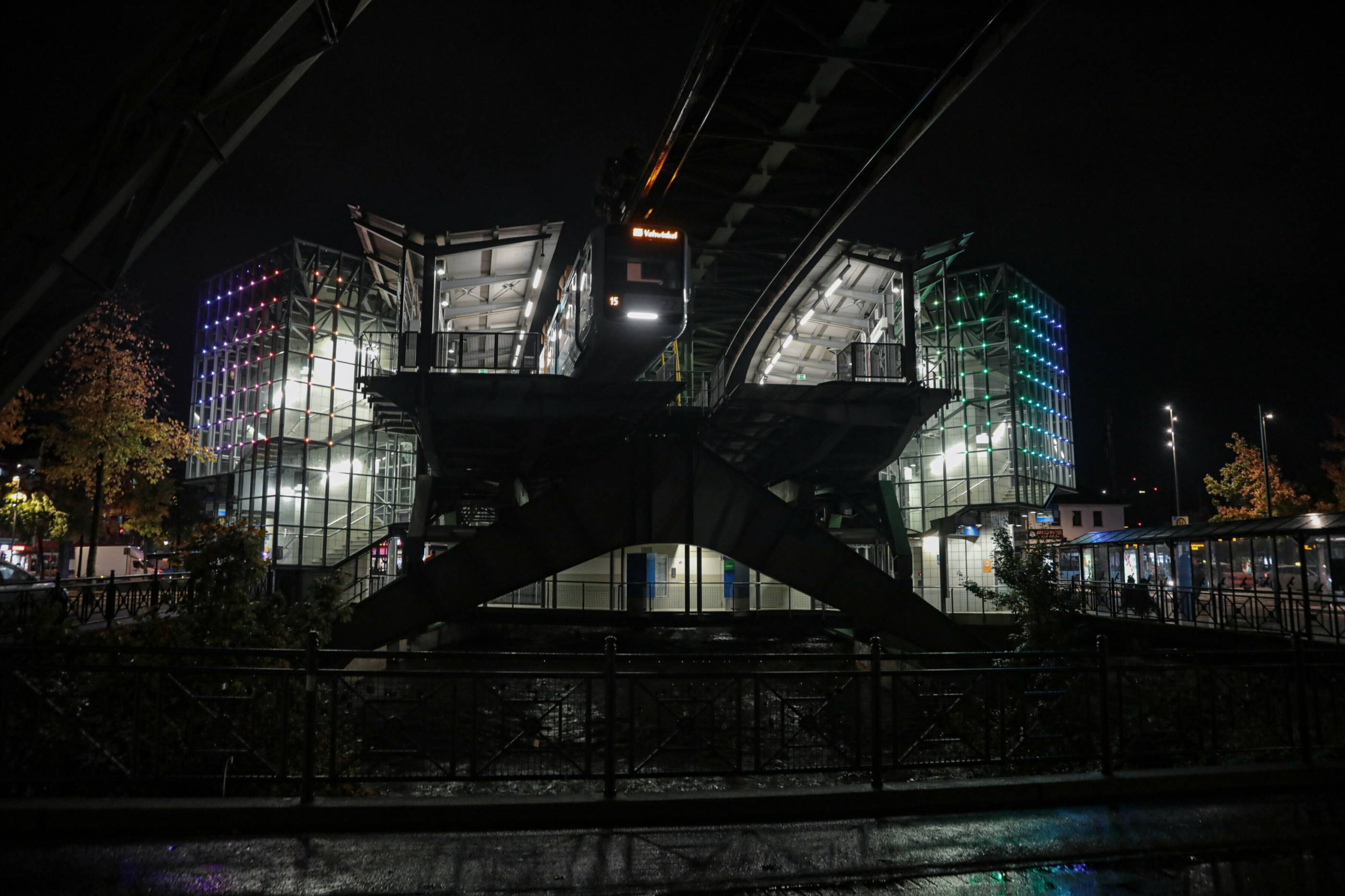 Berliner Platz in WuppertalOberbarmen ist nun illuminiert