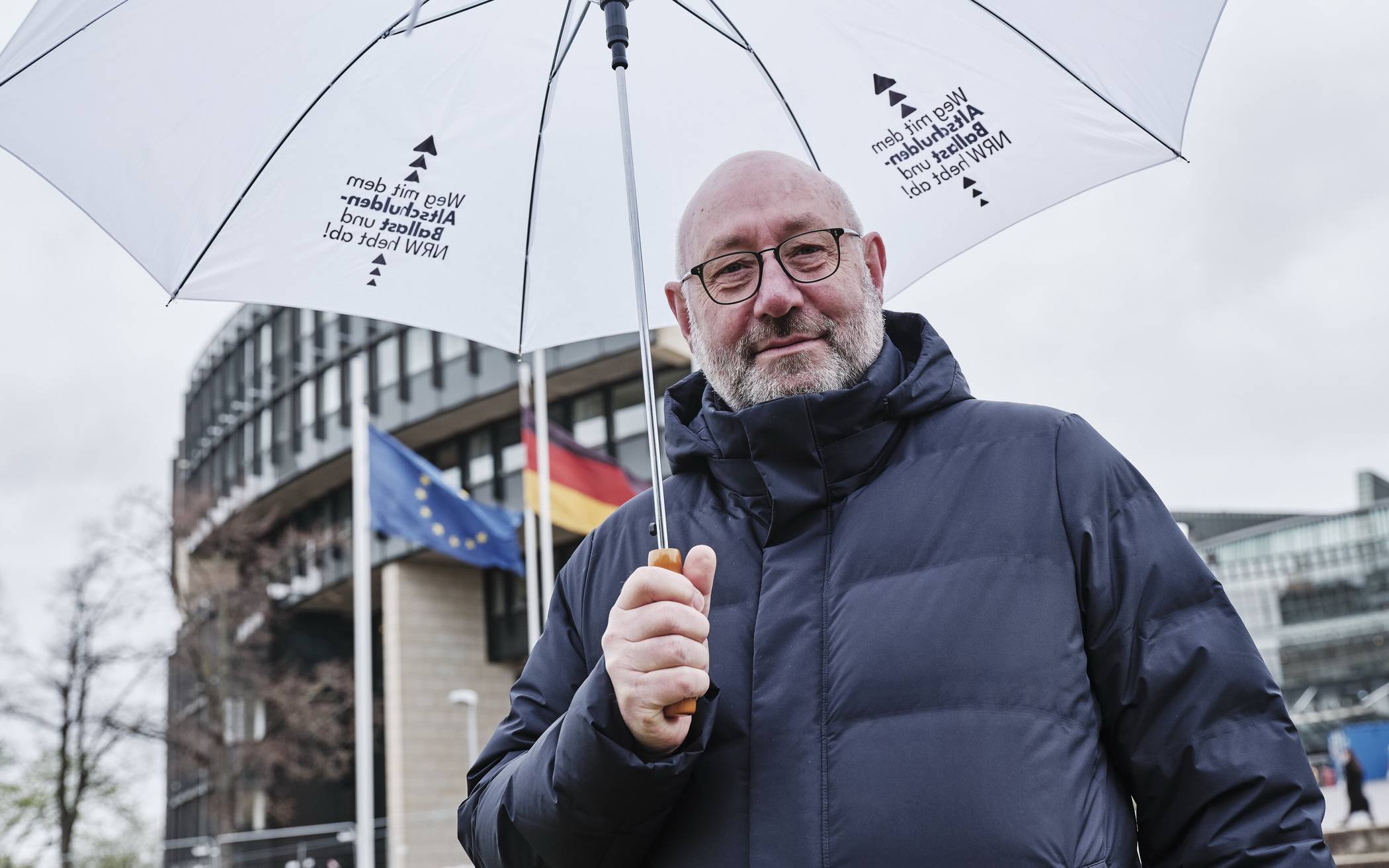 Kämmerer Johannes Slawig vor dem Landtag.