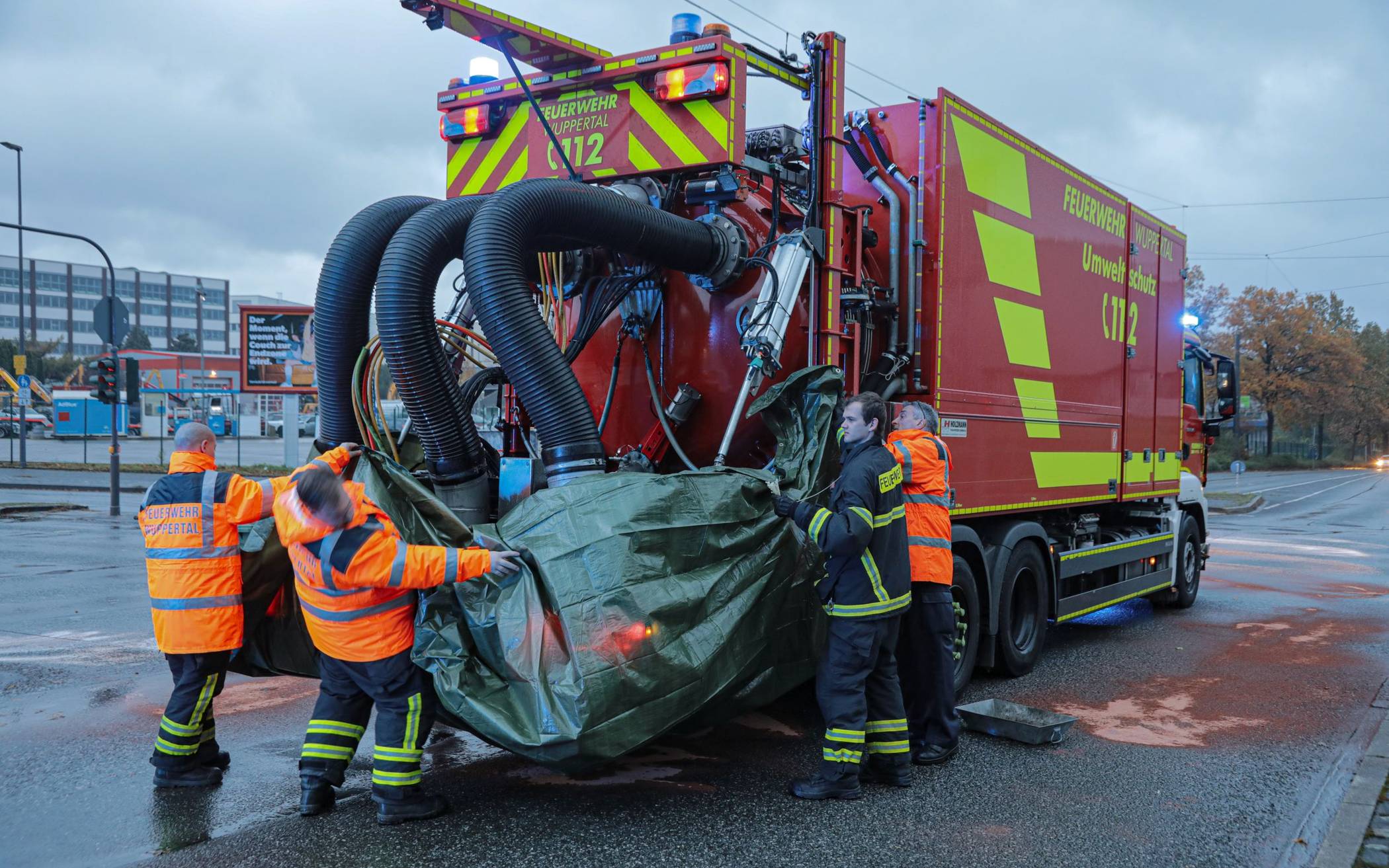 Ölsonderfahrzeug der Wuppertaler Feuerwehr verliert Öl​