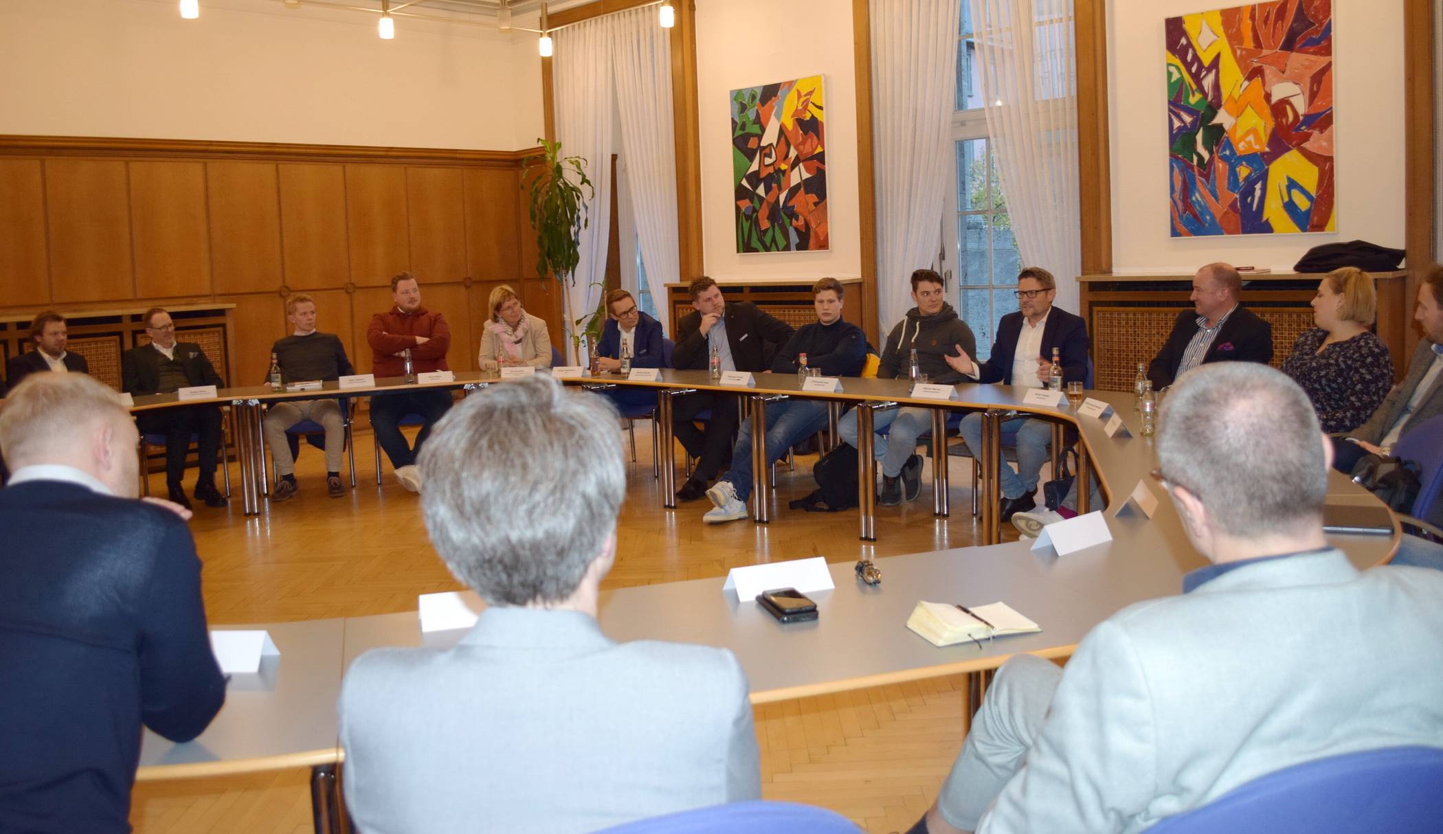  Die Wirtschaftsjunioren und ihre städtischen Gastgeber beim Abschlussgespräch mit Oberbürgermeister Uwe Schneidewind.  