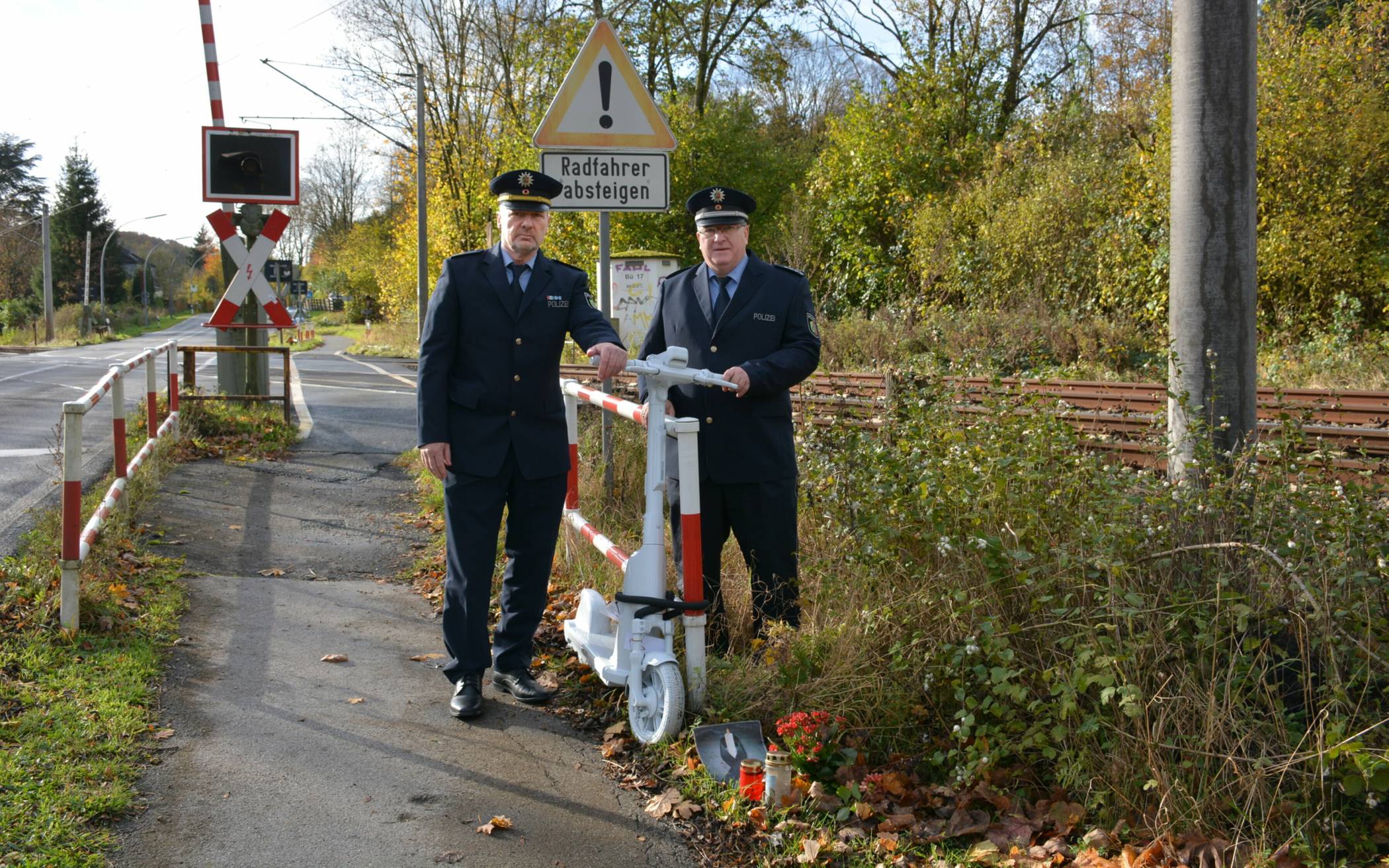 Polizeioberrat Heiner Mies (li.) und Polizeihauptkommissar Karsten Ingenhoven stellten den „Ghost-E-Scooter“ am Bahnübergang an der Kuhlendahler Straße in Velbert auf.