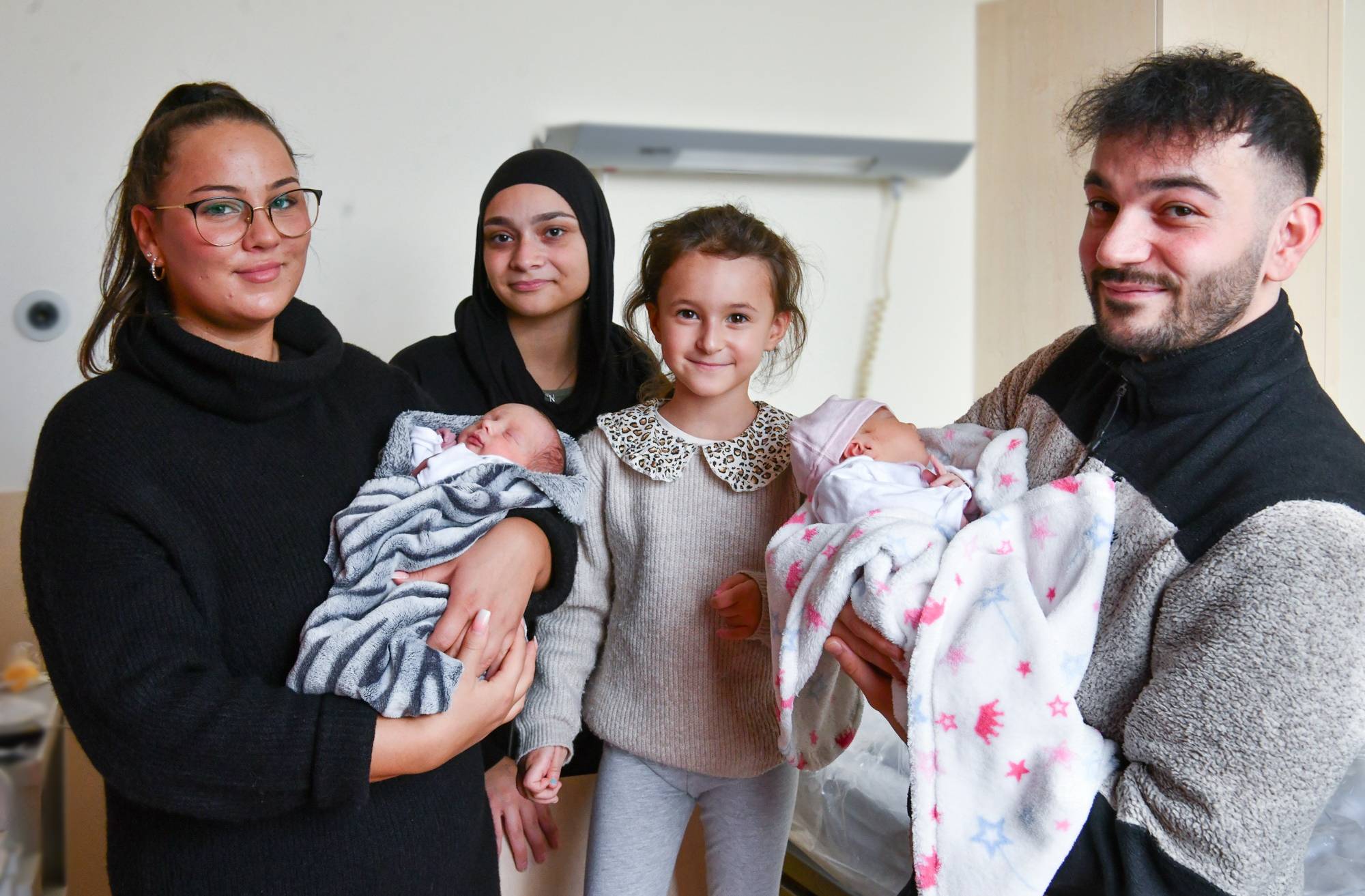 Papa Abdullah Koc (re.) mit den Neugeborenen Malik-Isa und Nisa, der großen Schwester Mina-Mailin (Mi.) und den Verwandten Alina Maria Herold (li.) und Eslem Koc (2.v.li.).