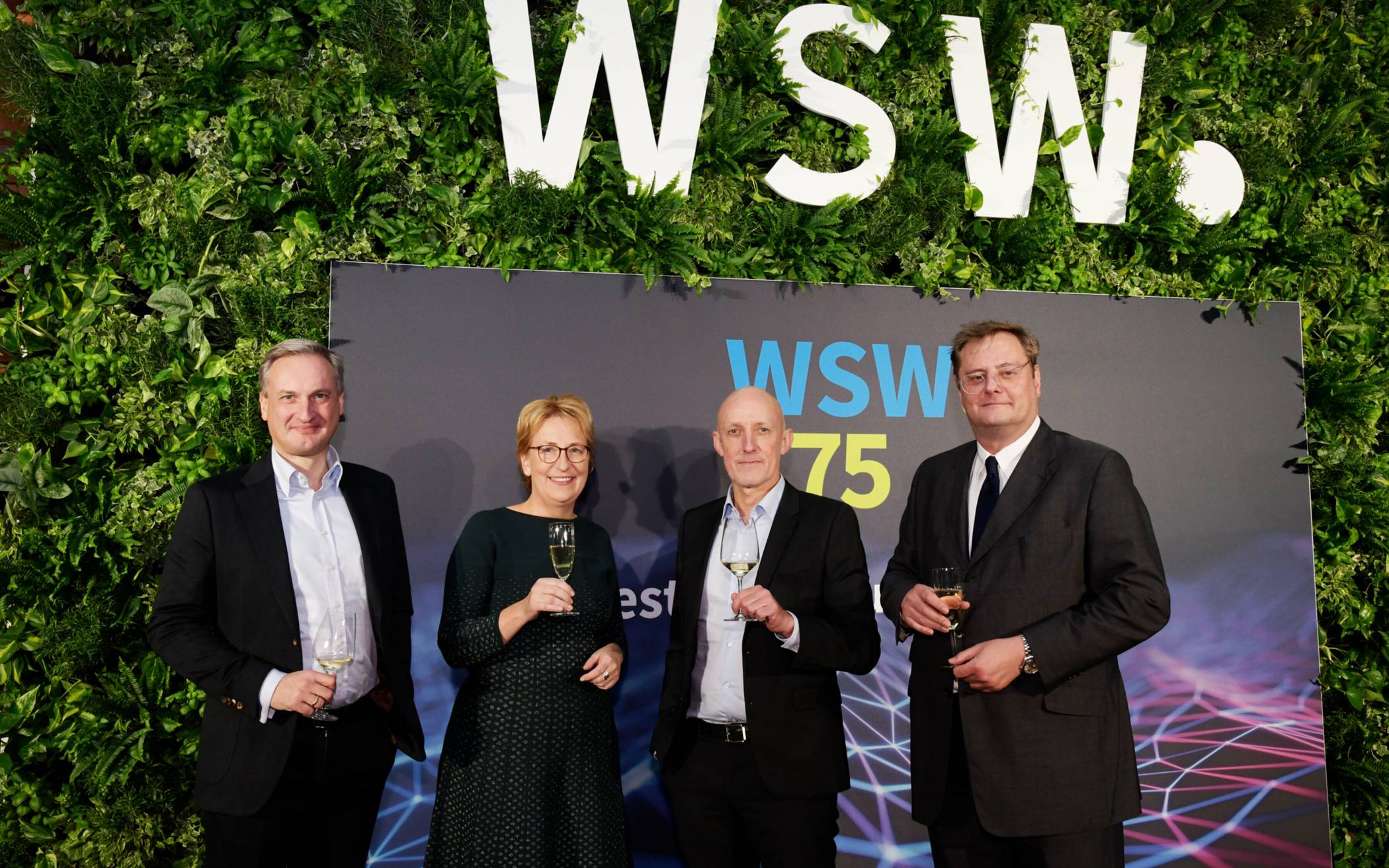 Die Stadtwerke-Chefetage stieß mit vielen Gästen auf 75 Jahre WSW an (v.l.): Markus Hilkenbach, Sabine Schnake, Markus Schlomski und Peter Storch.