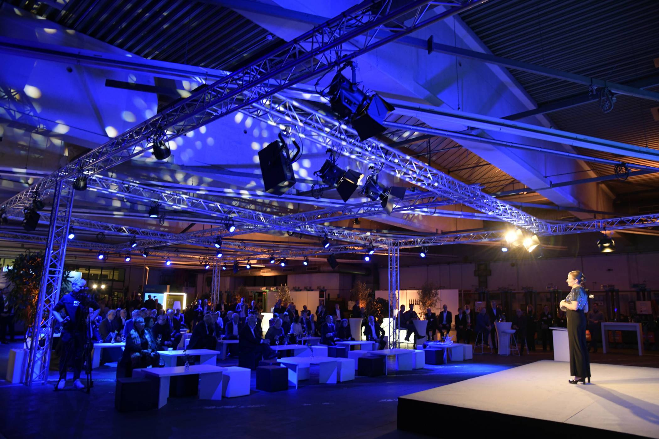  Die Wagenhalle im Betriebshof Varresbeck wurde für einen Abend zur Event-Location für viele Gäste aus Wirtschaft, Politik und Stadtgesellschaft.  