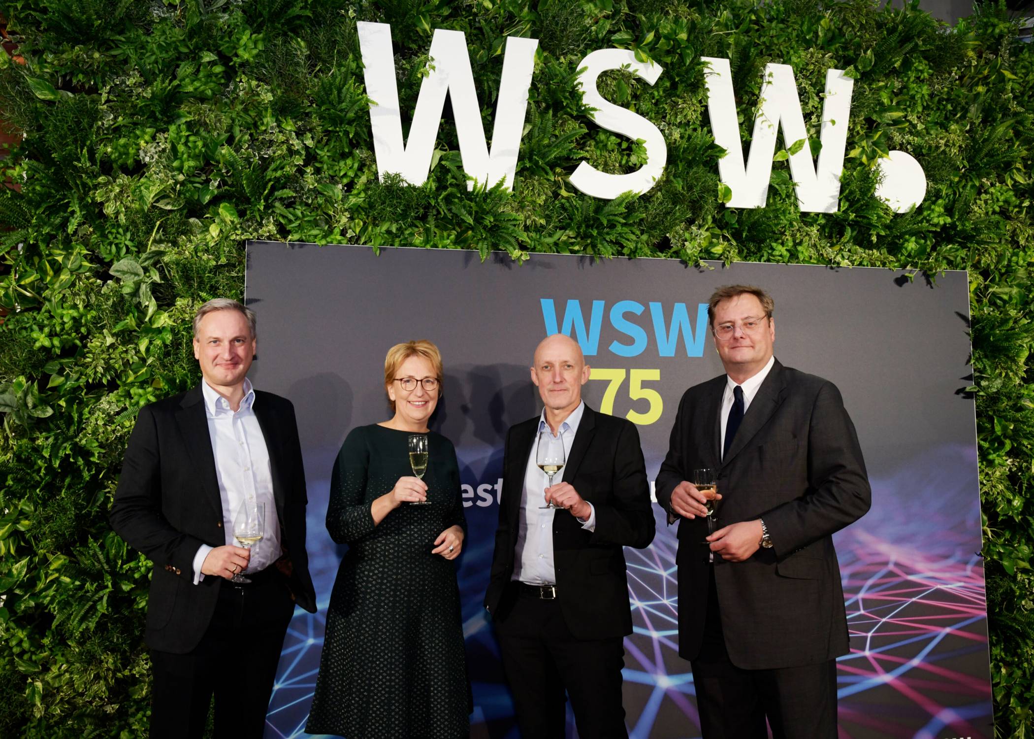 Die Stadtwerke-Chefetage stieß mit vielen Gästen auf 75 Jahre WSW an (v.l.): Markus Hilkenbach, Sabine Schnake, Markus Schlomski und Peter Storch.