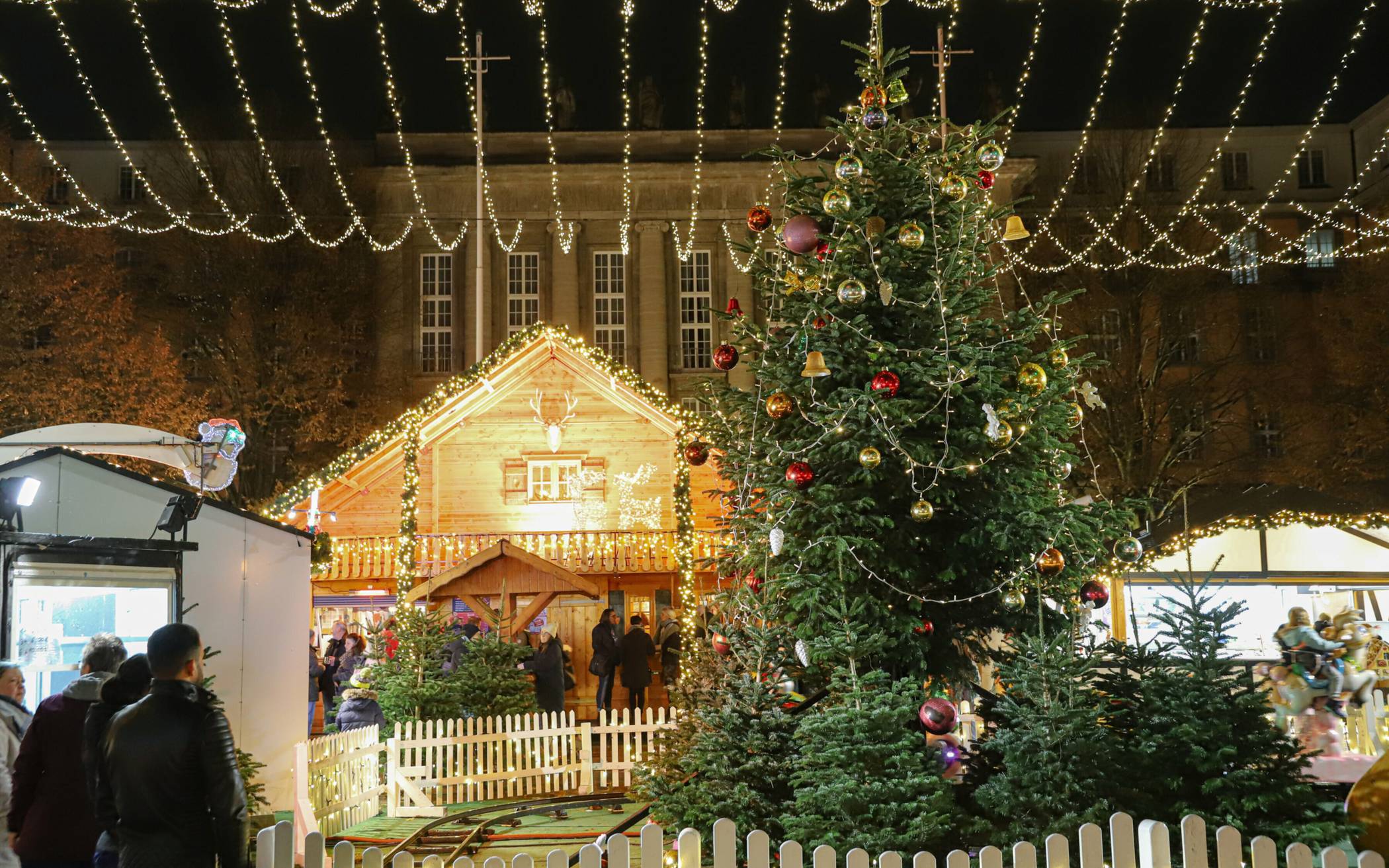 Der diesjährige Weihnachtsmarkt auf dem Johannes-Rau-Platz.