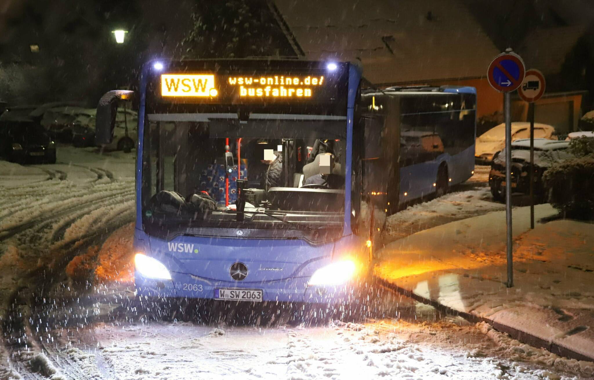 Glätte: Bus hängt in Ronsdorf fest