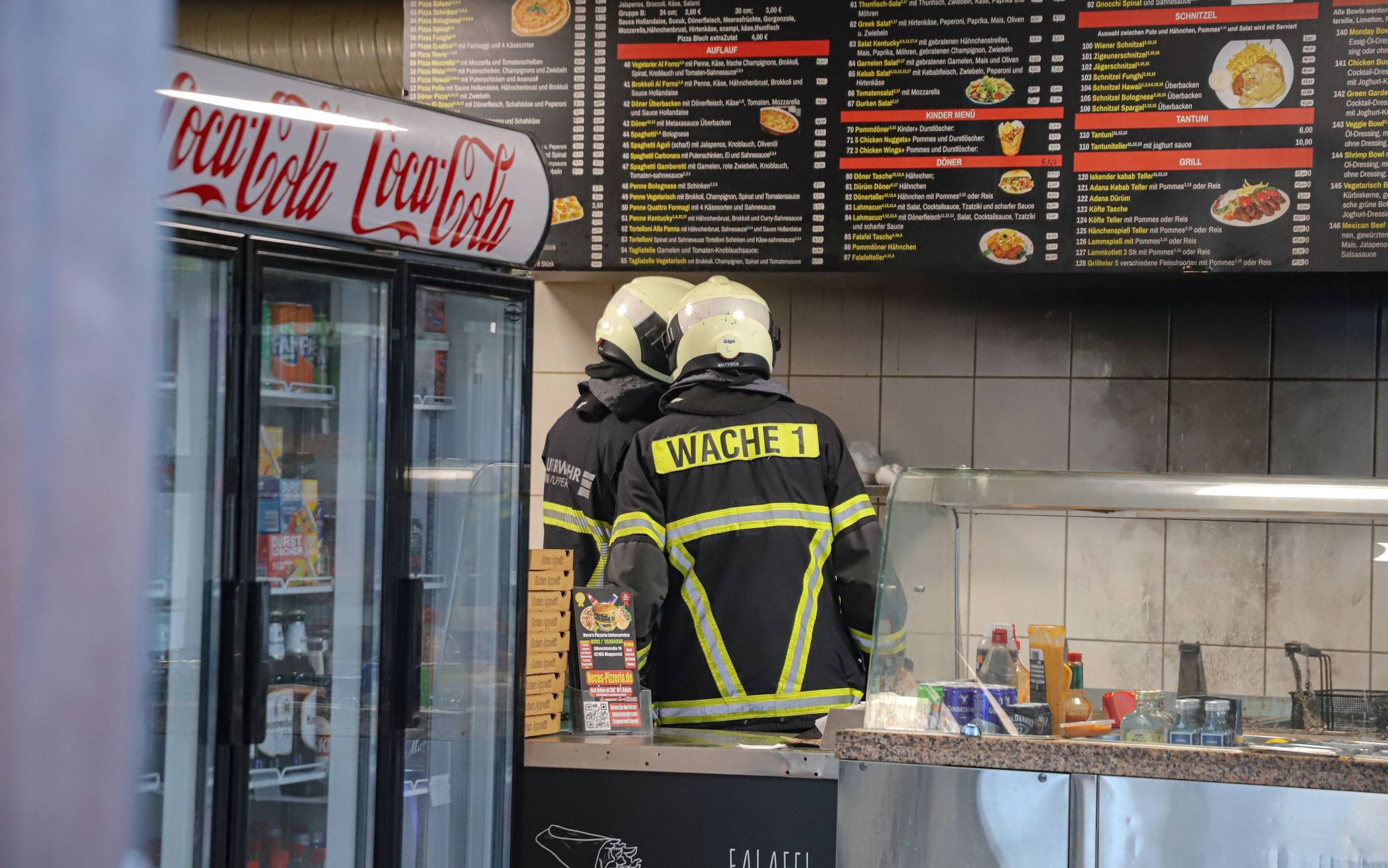 Feuerwehr löscht brennende Fritteuse in Pizzeria