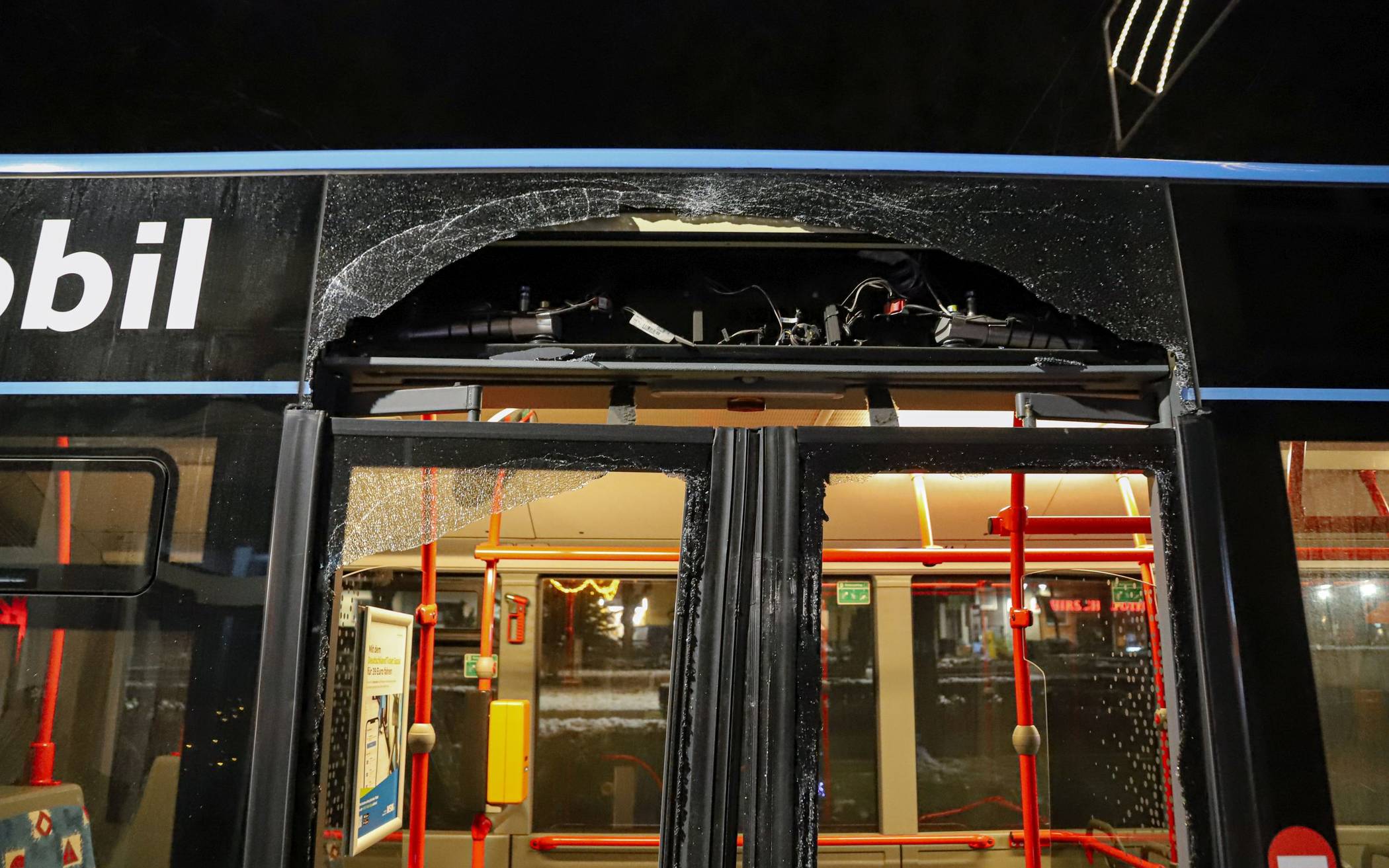 Bilder: Bus prallt in Wuppertal gegen Lieferdienst-Wagen​
