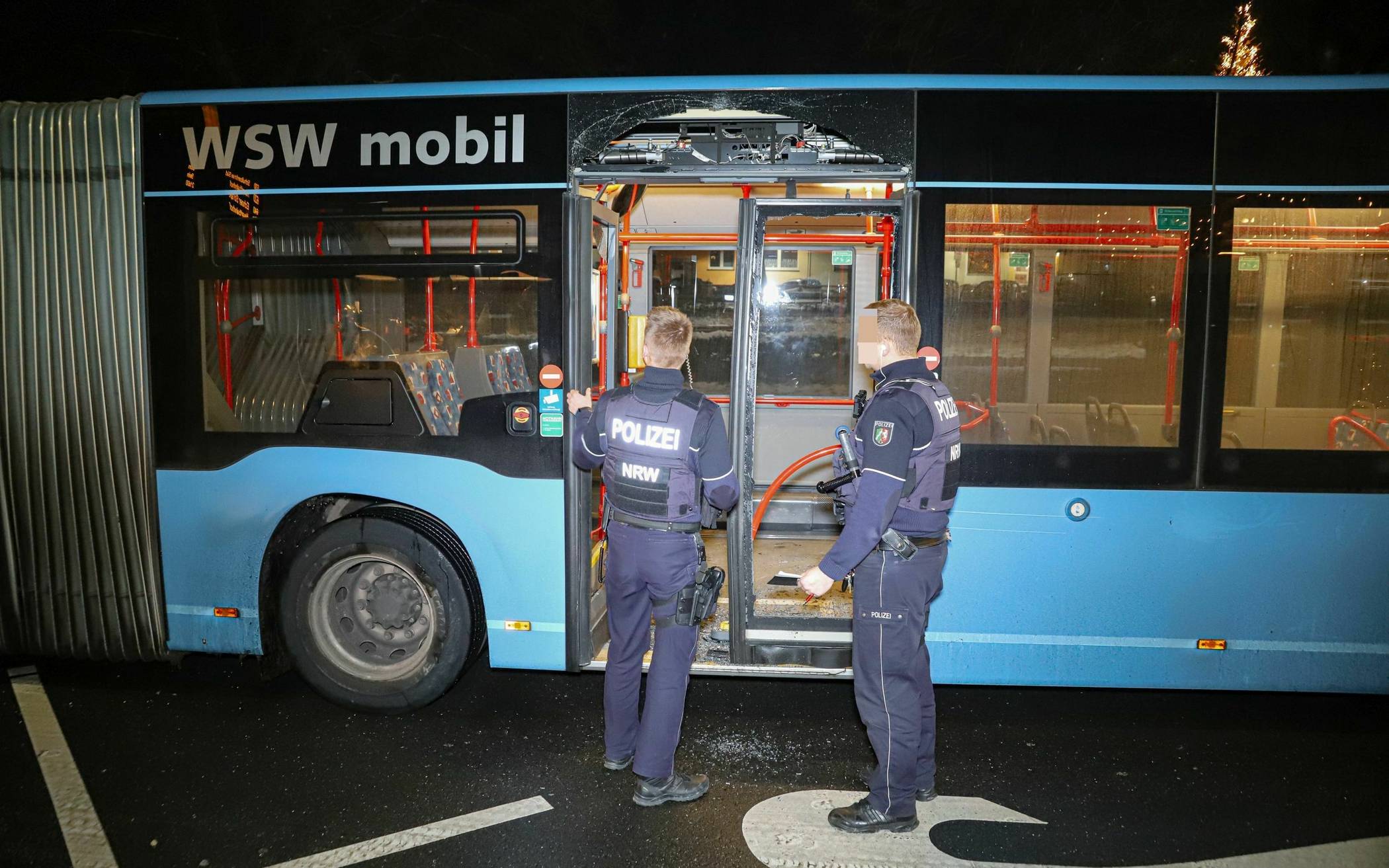 Gelenkbus prallt gegen Lieferdienst-Wagen
