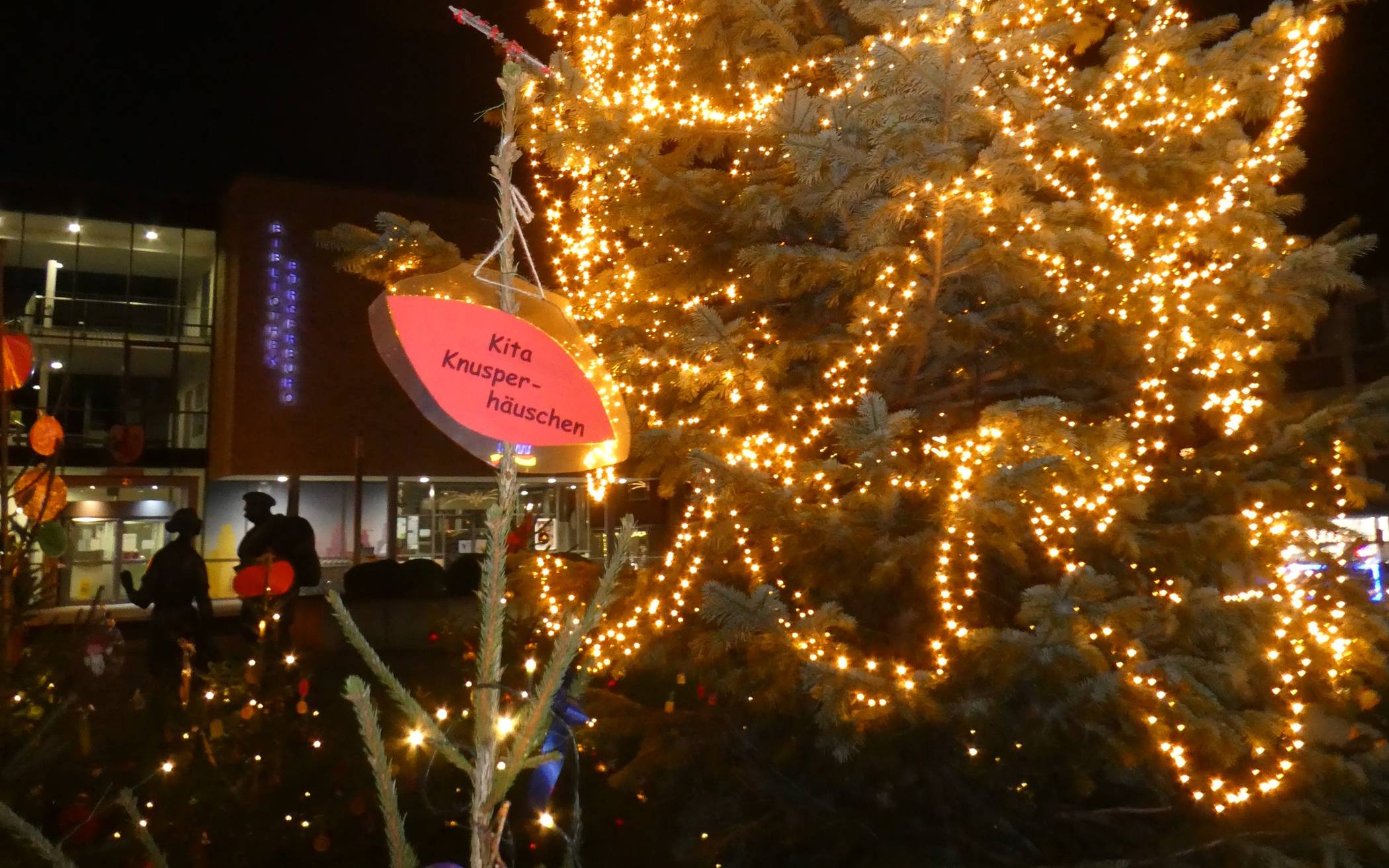 Ein Weihnachtsbaum in der Ronsdorfer Innenstadt.