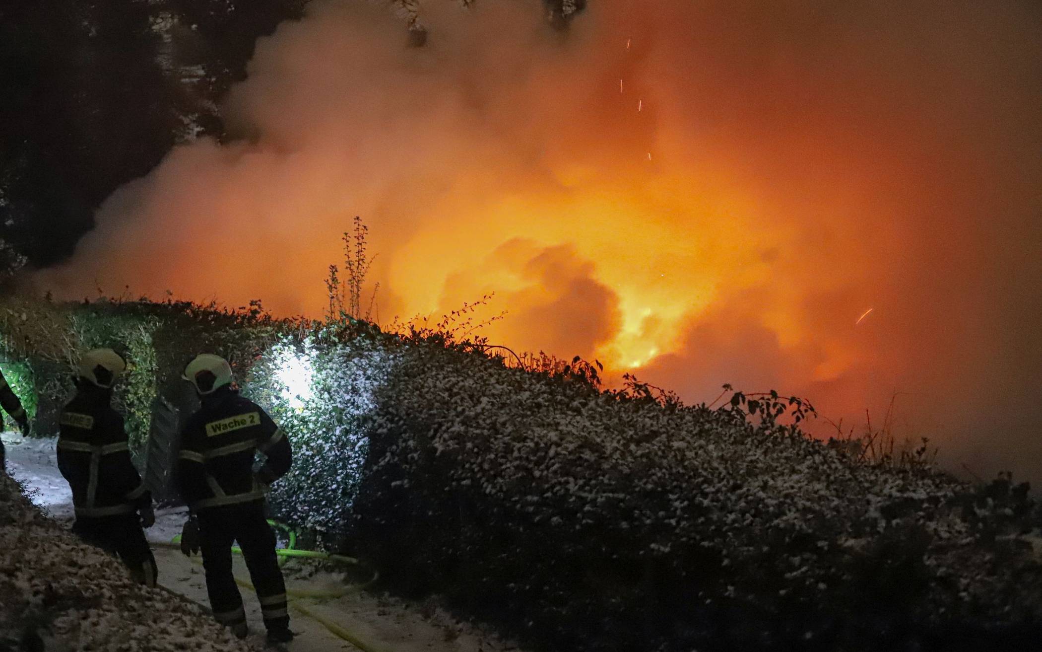Bilder: Gartenhütte geht in Wuppertal in Flammen auf​