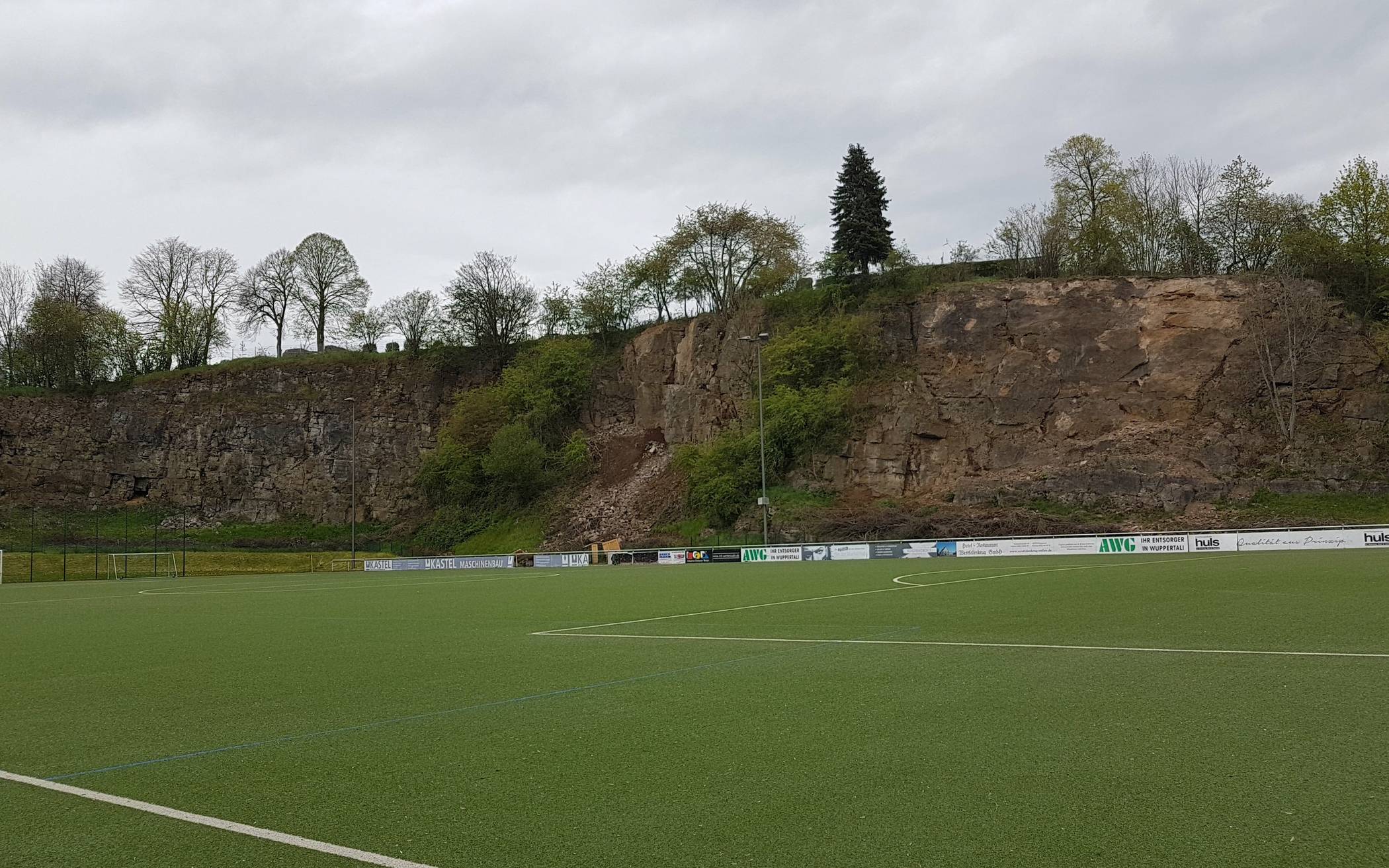 Die Felsenwand, die zum Klettern genutzt