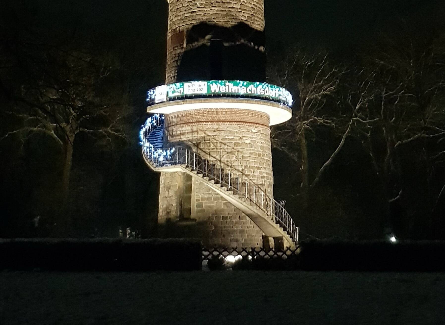 Der Toelleturm ist abends weihnachtlich beleuchtet.
