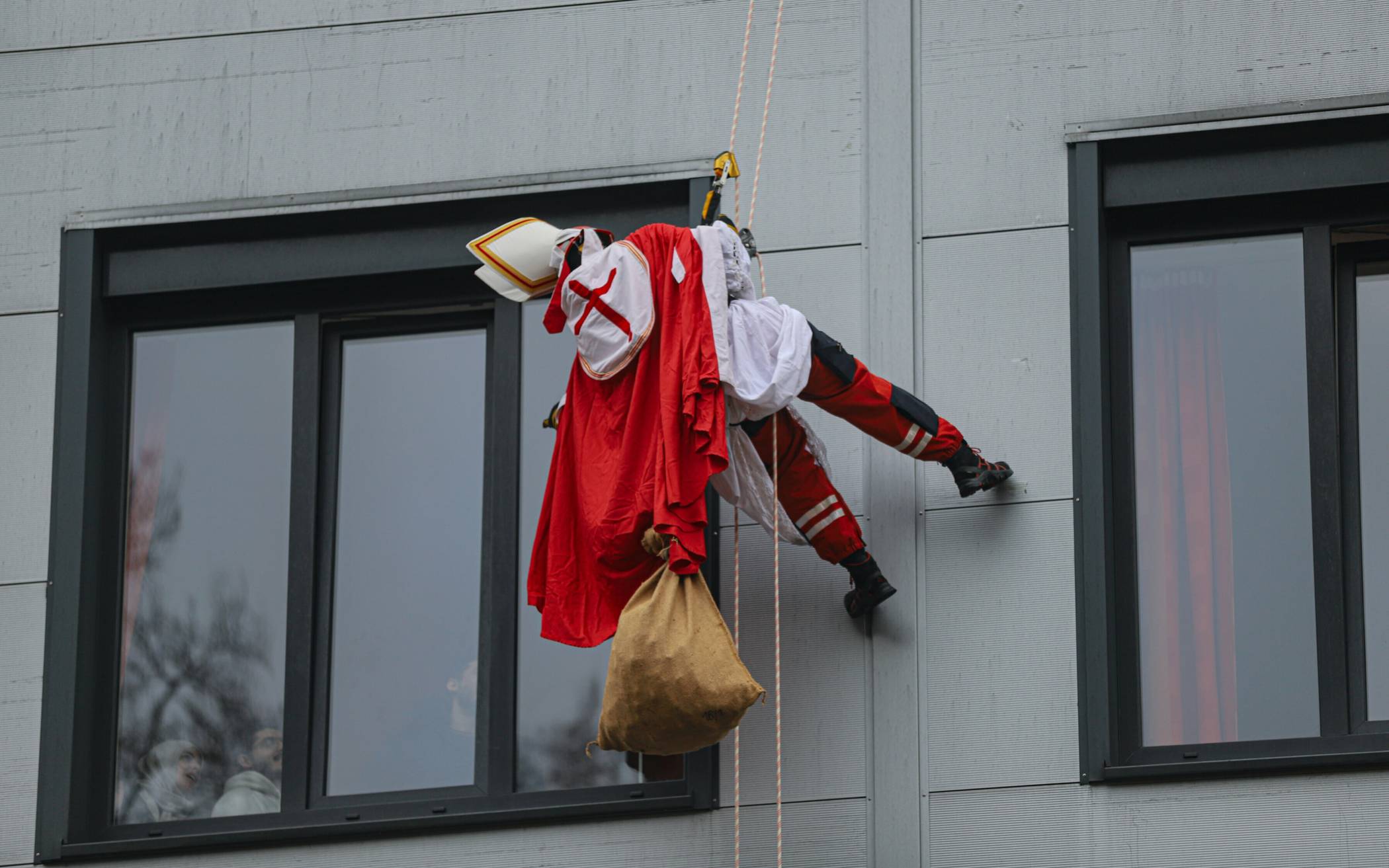 Der Nikolaus kam vom Dach der Wuppertaler Kinderklinik​