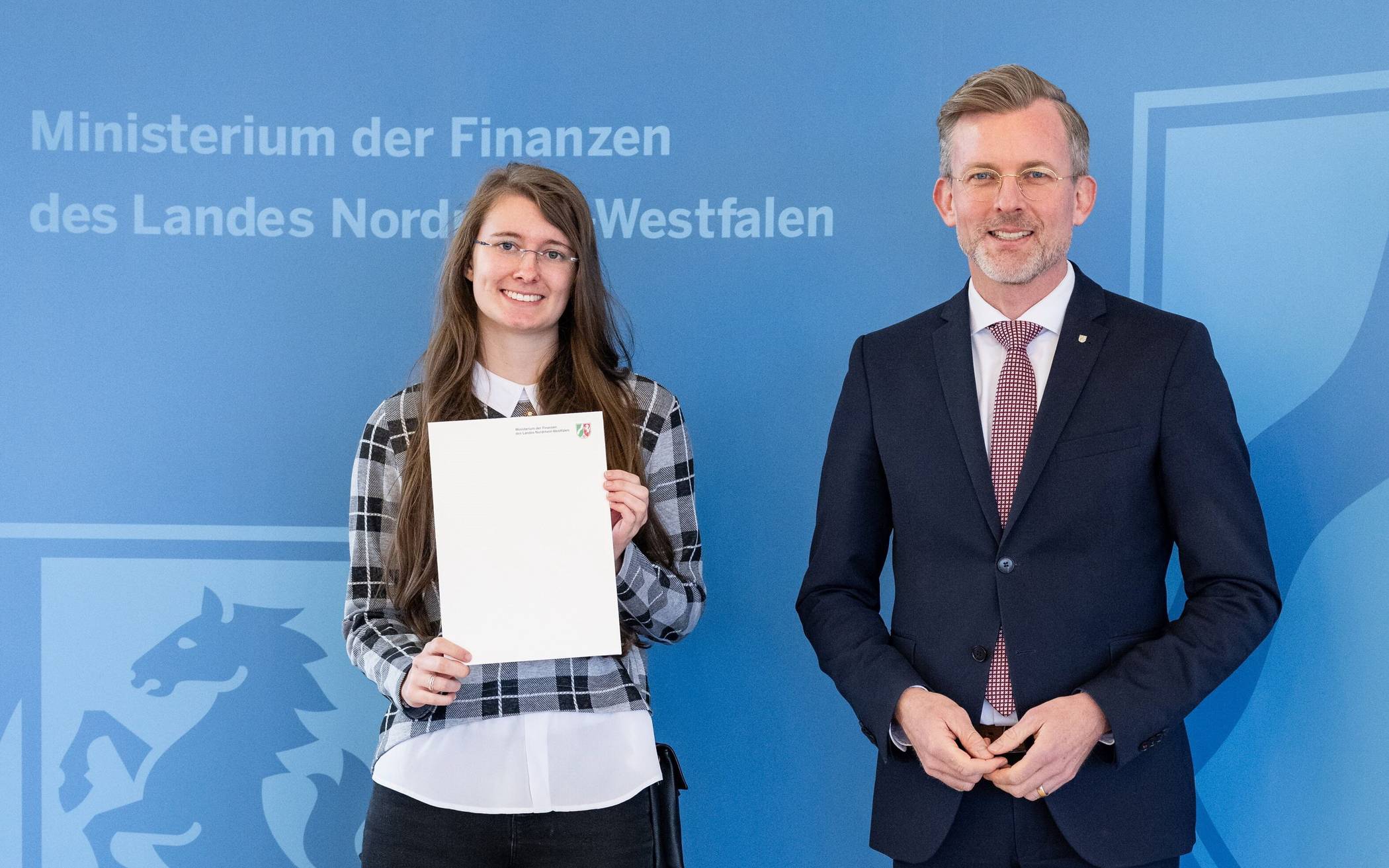 Die Prüfungsbeste Scarlett Pech und Dr. Dirk Grünnewig (Staatssekretär des Ministeriums für Finanzen NRW).