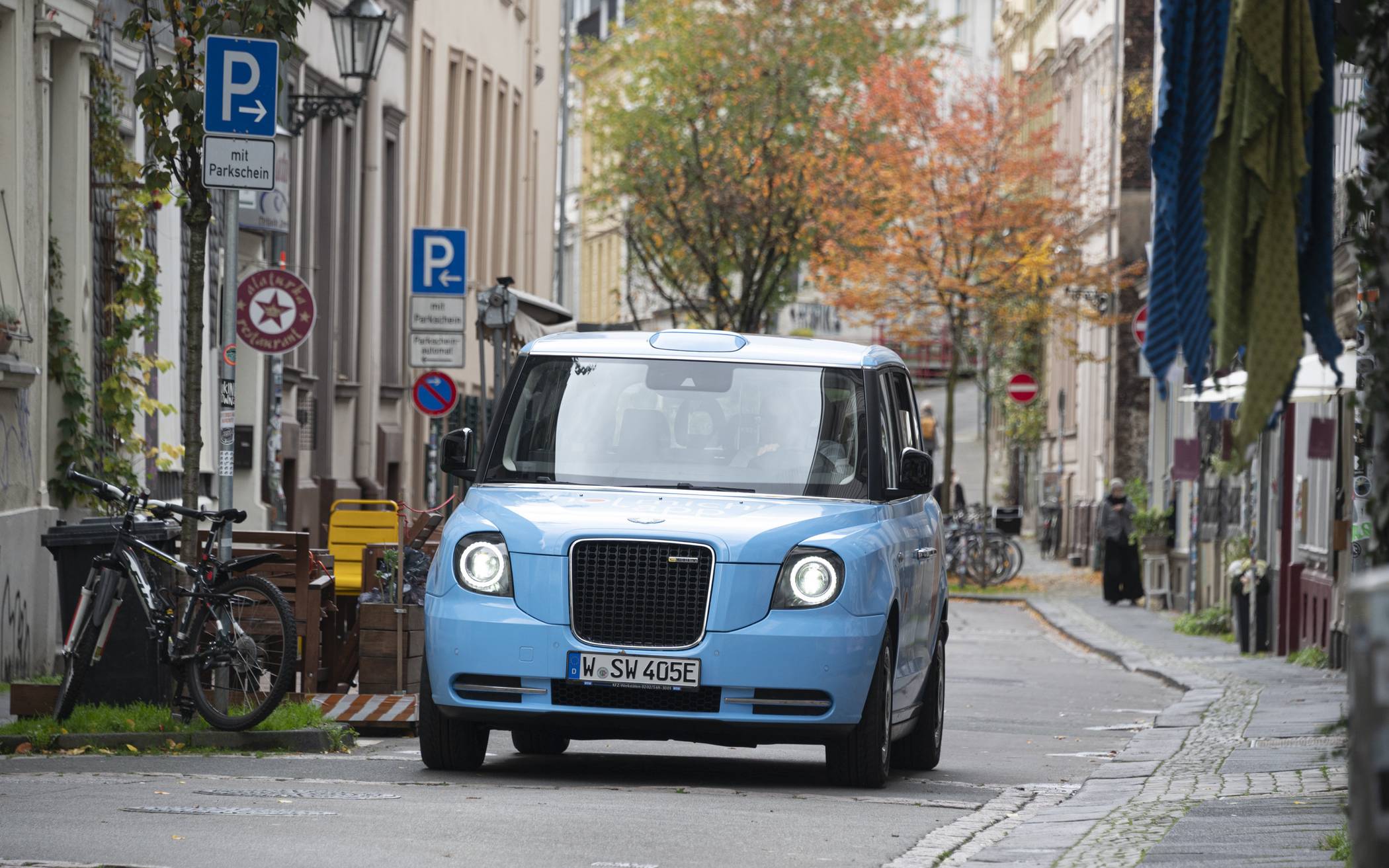  Ein halbes Dutzend dieser elektrisch angetriebenen „London Taxis“ ergänzen als „WSW Cabs“ den ÖPNV in Wuppertal.  