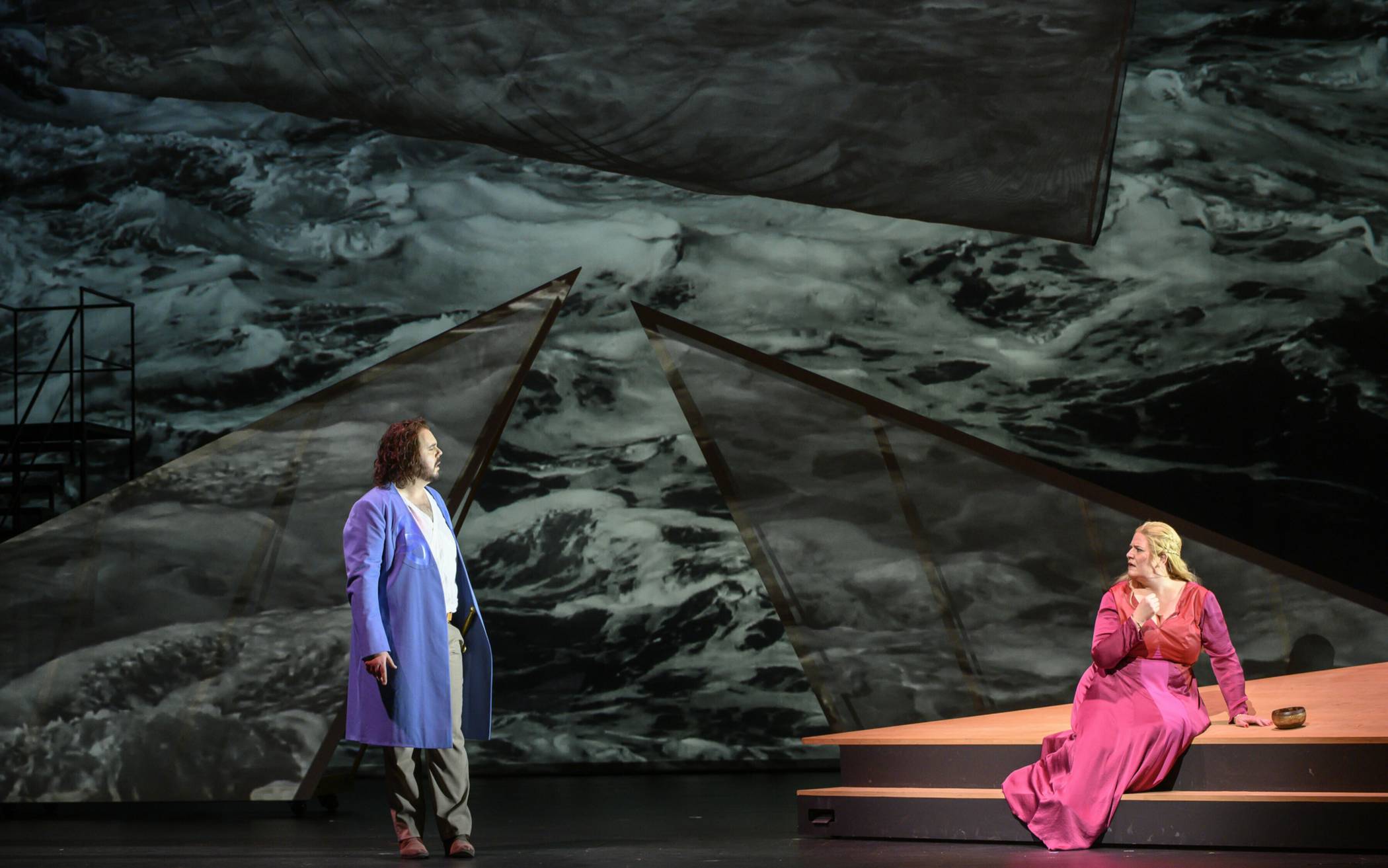  Große Liebe vor großer Bühne: Tristan (Samuel Sakker) und Isolde (Stéphanie Müther).  