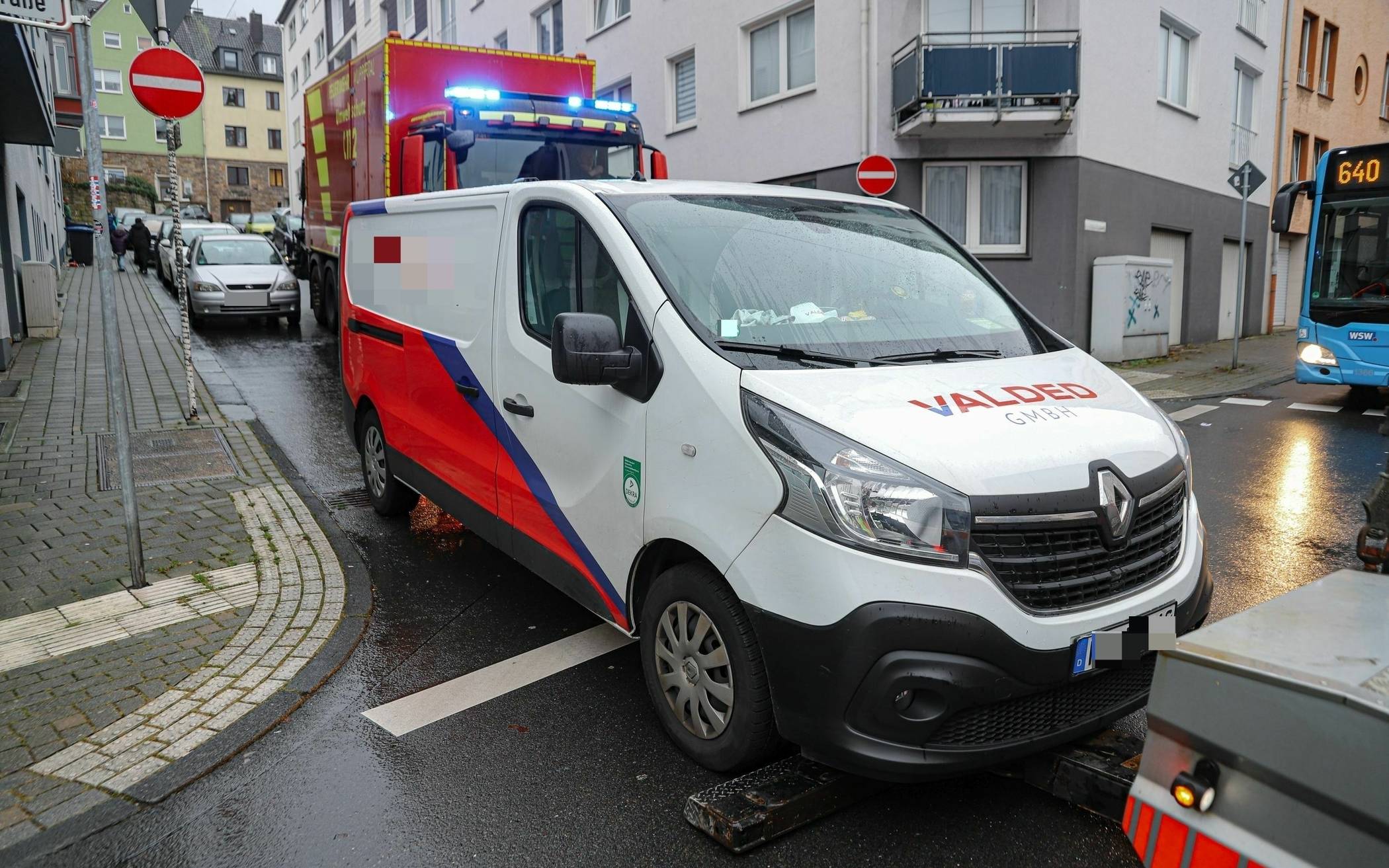 Transporter „parkt“ in Wuppertal-Heckinghausen auf Kreuzung​