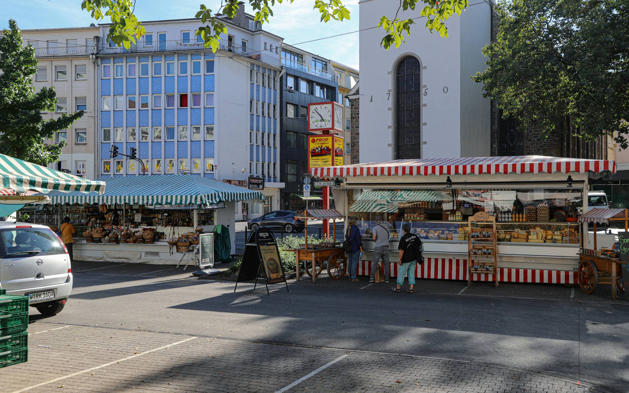  Der Wochenmarkt auf dem Platz am Kolk (Archivbild). 