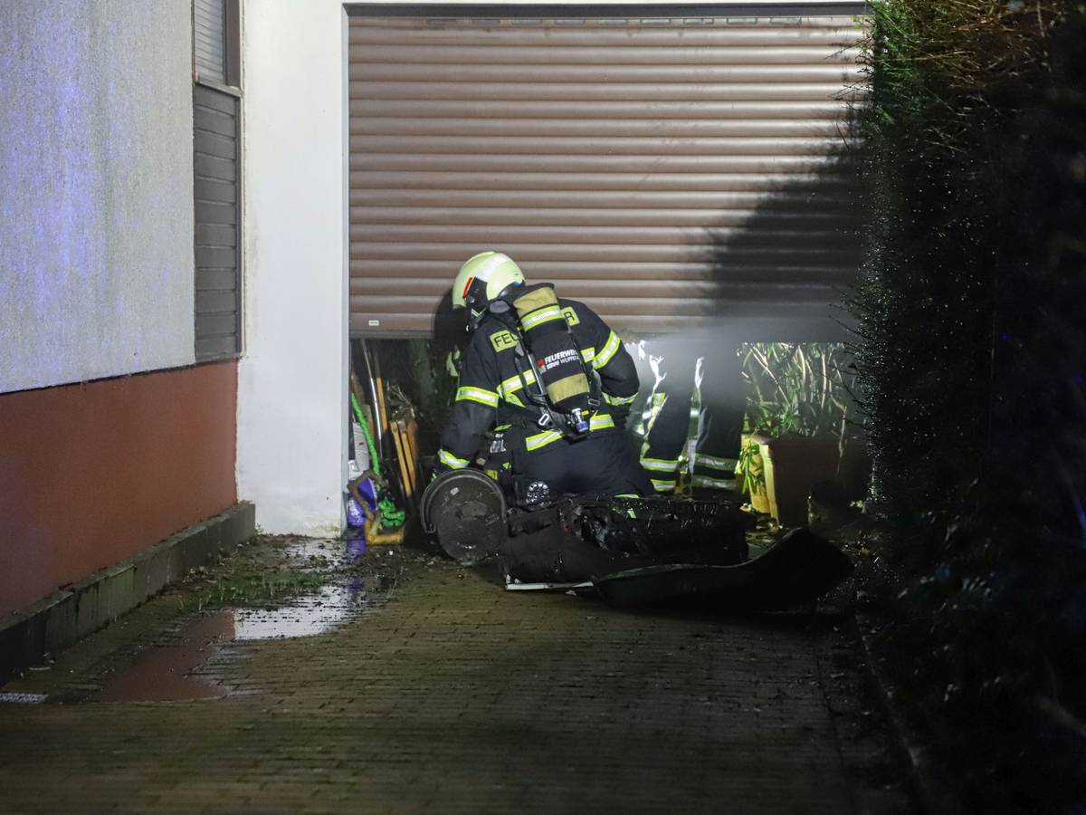 Motorrad brennt in Garage
