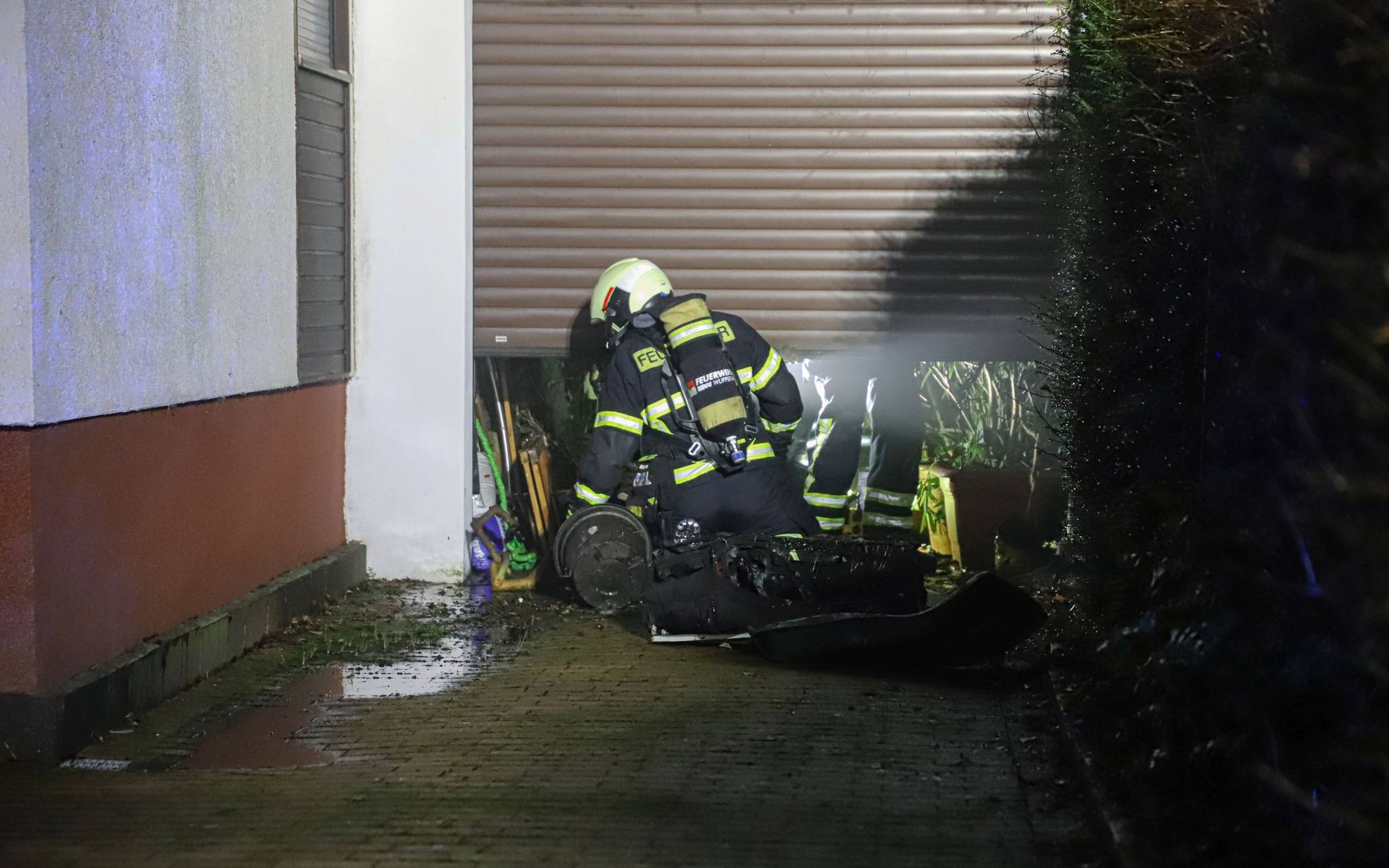Bilder: Motorrad brennt in Garage​ in Wuppertal