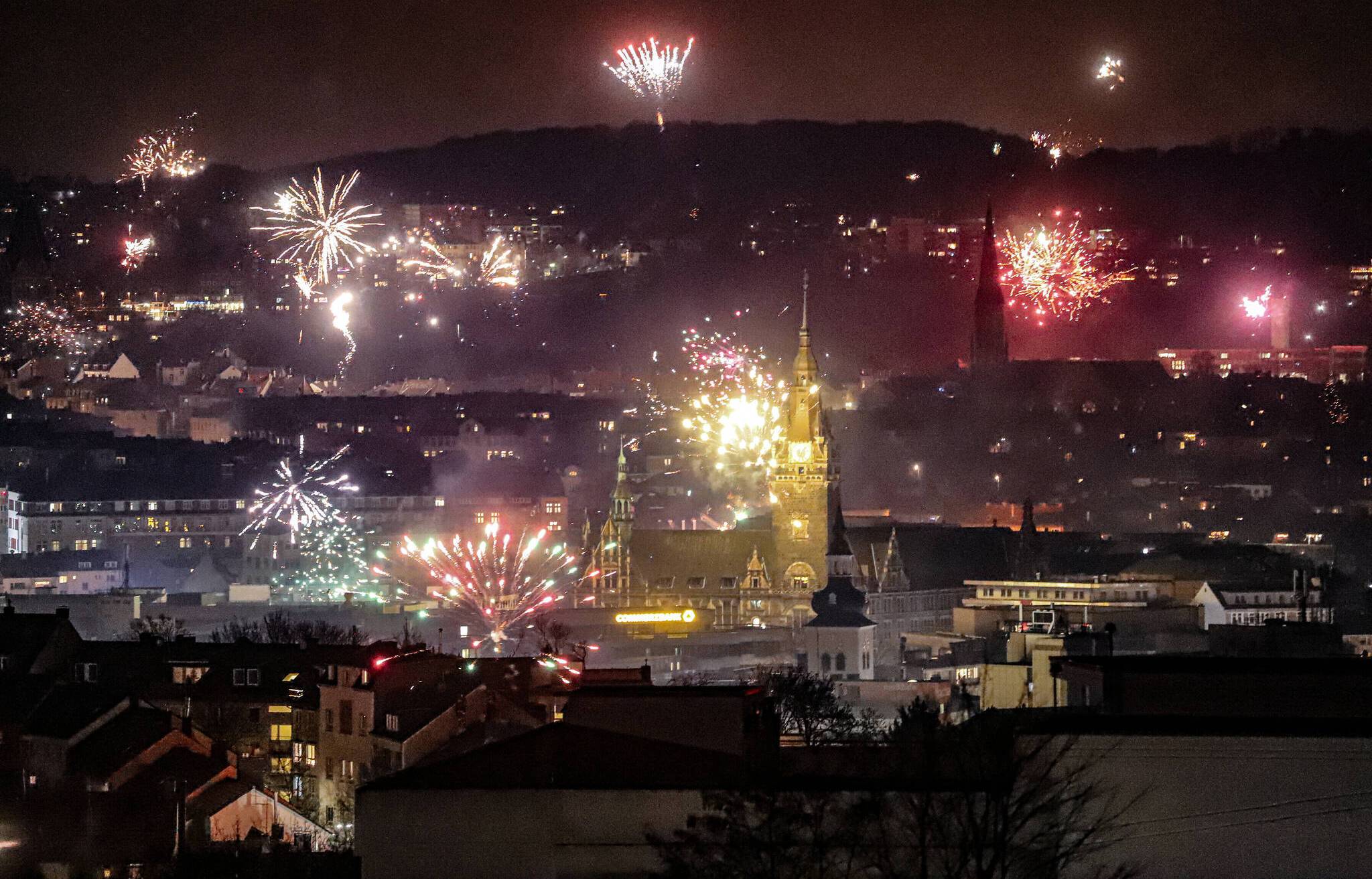 Feuerwerk über Wuppertal in der Silvesternacht 2022/23.