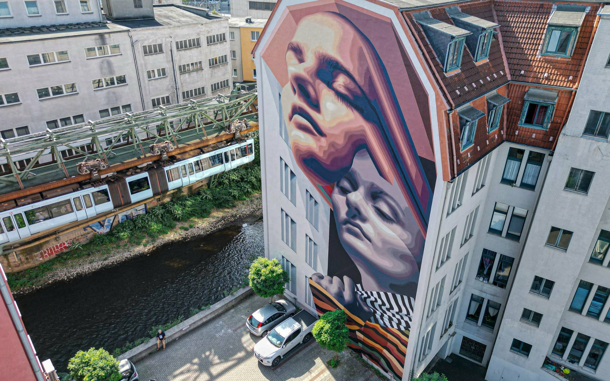 "Urbaner KunstRaum Wuppertal" (UKW): Die vom Urban-Art-Künstlerinnen-Duo Medianeras aus Barcelona gestaltete Fassade an der Hofaue 49.