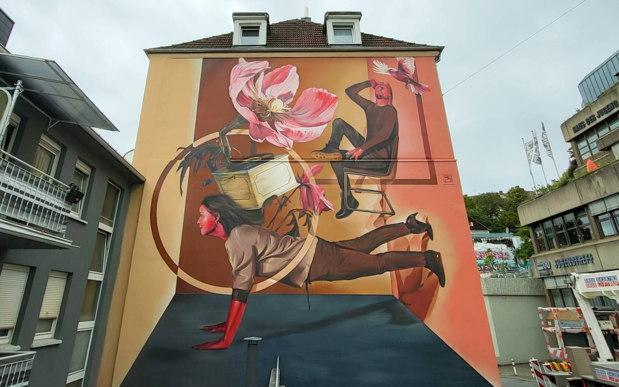Der niederländische Street-Art-Künstler Gomad hat eine Fassade an der Bergstraße 65...