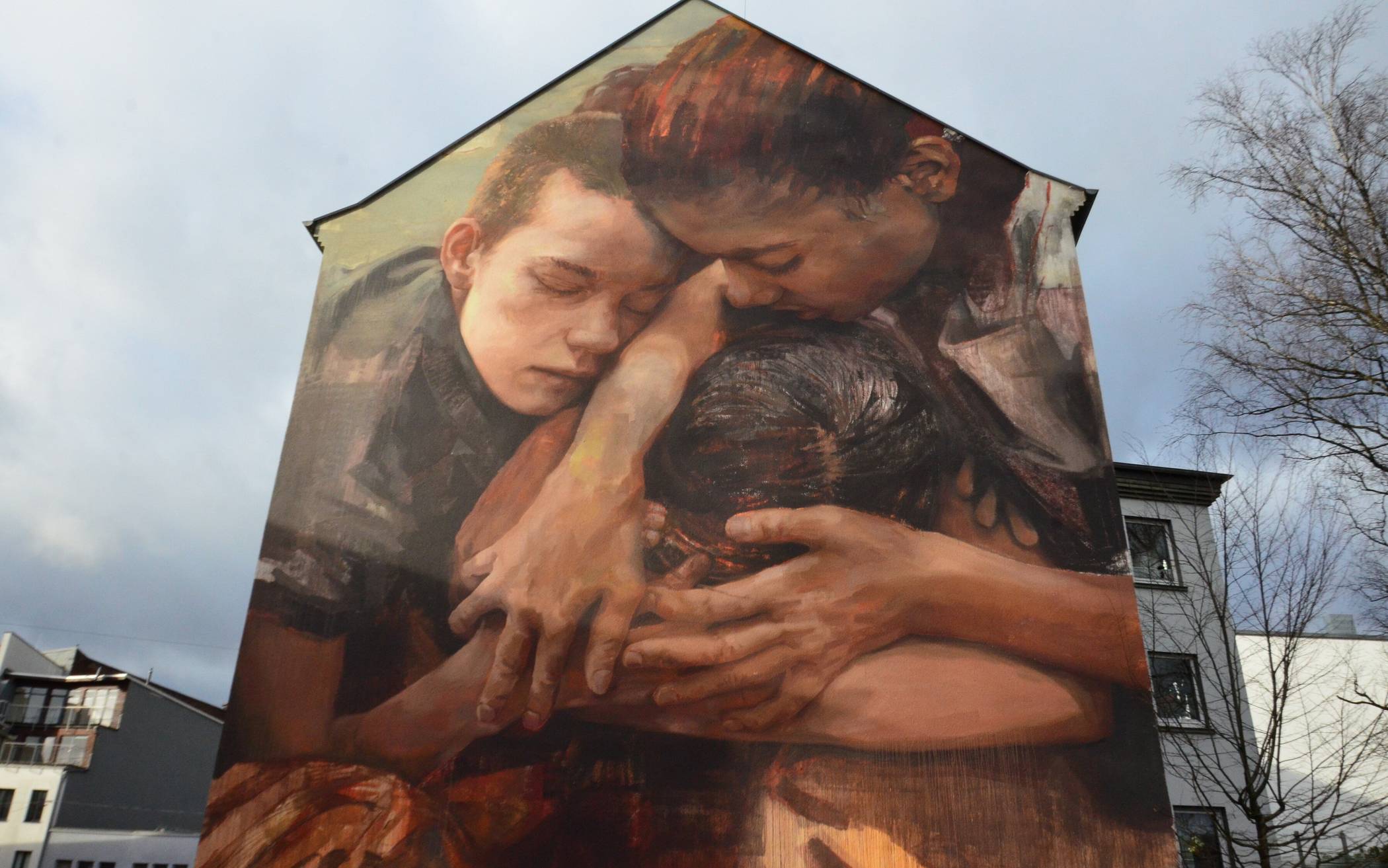 Rauer Werth 8, Seitenfassade mit Blick auf den Supermarktparkplatz: „Between Chaos and...