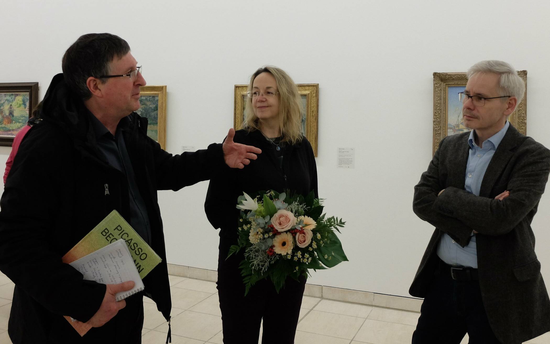  Museumsdirektor Roland Mönig (li.) begrüßte Ende November Helen Thorne (mit Attila Emecz) als 25.000 Gast der Picasso-Beckmann-Ausstellung im Von der Heydt-Museum. Bild rechts:  