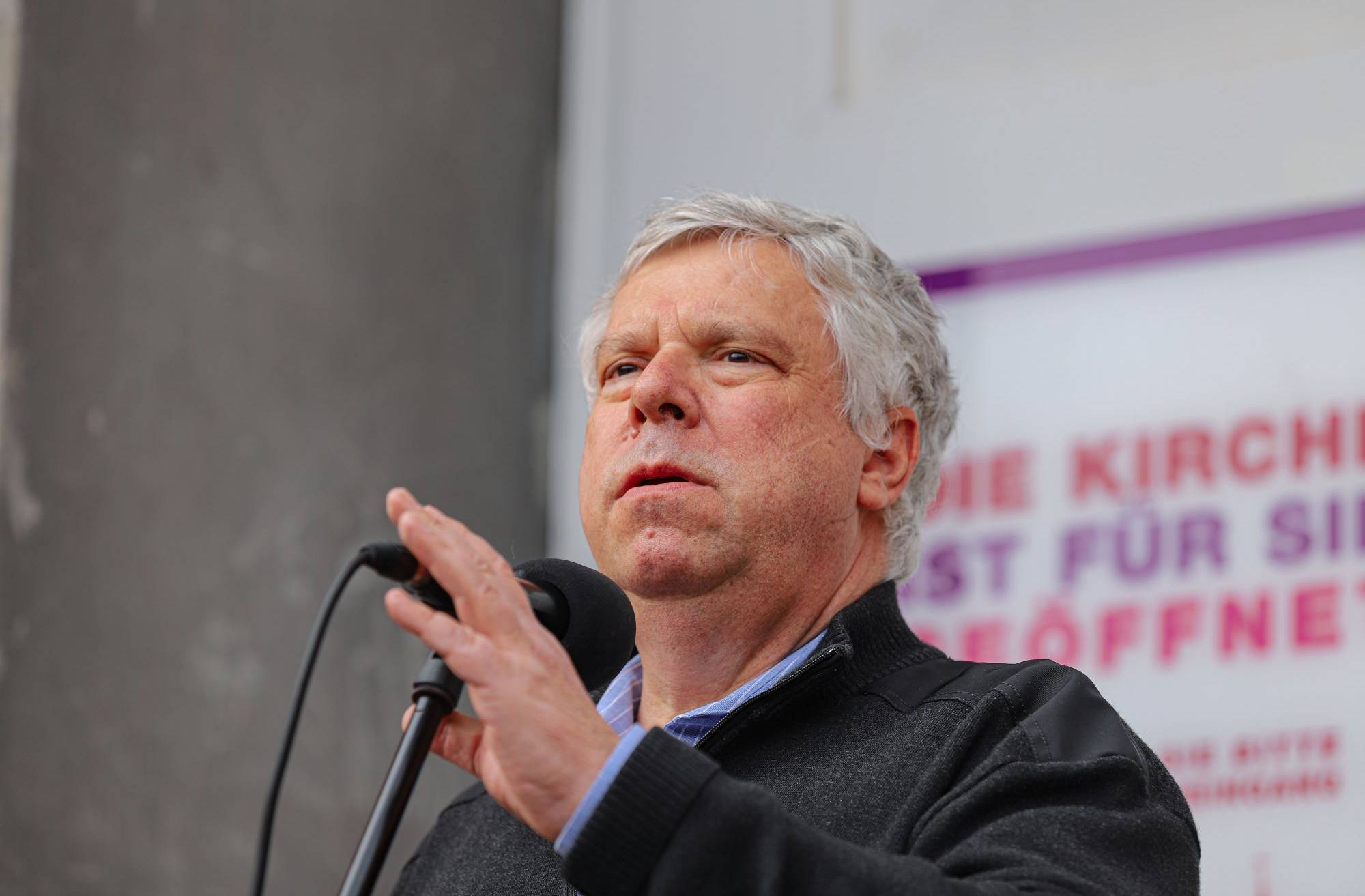  Jürgen Hardt 2022 bei einer Rede vor der Laurentiuskirche. 