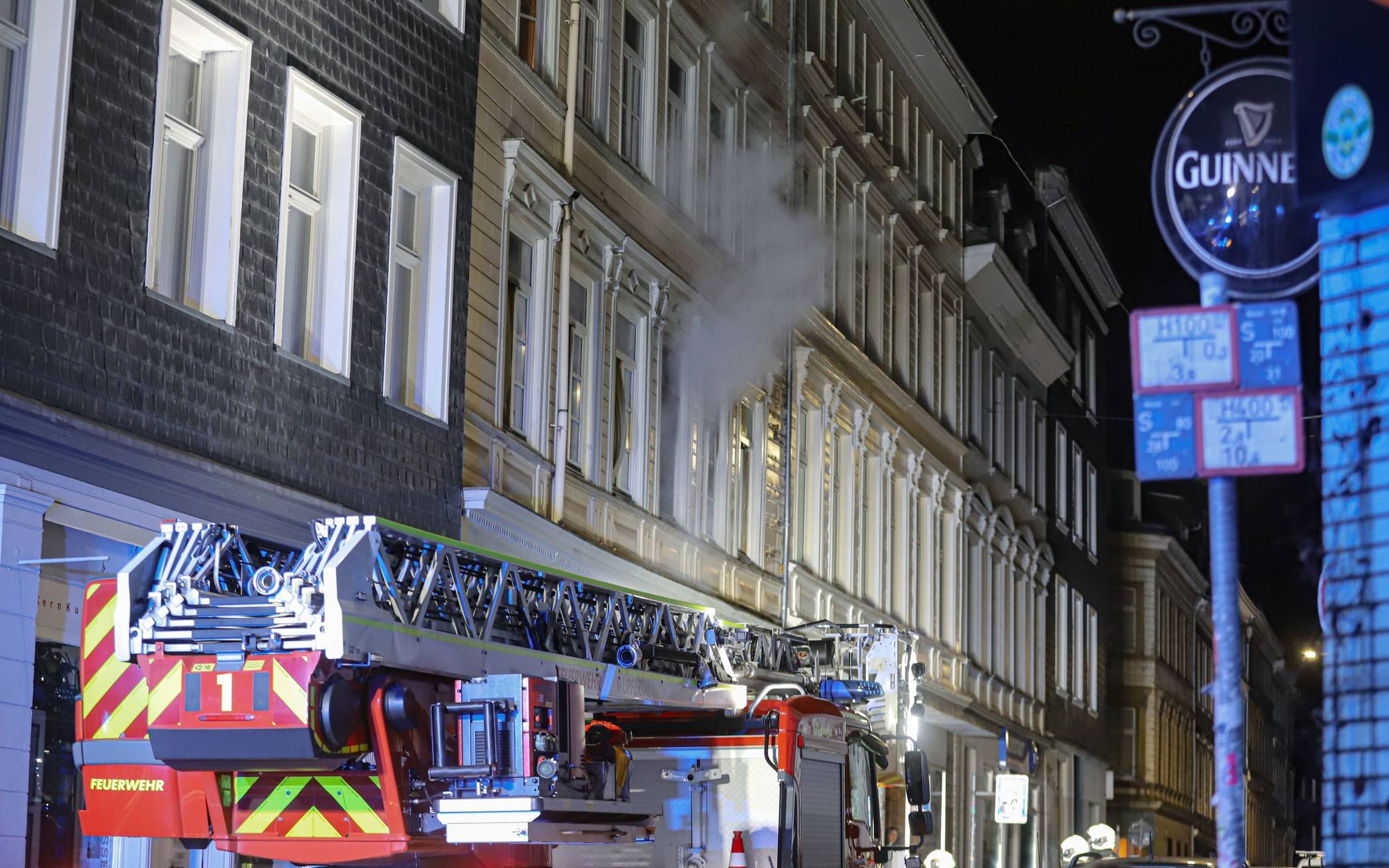 Bilder: Wuppertaler Feuerwehr rettet Person bei Hausbrand​