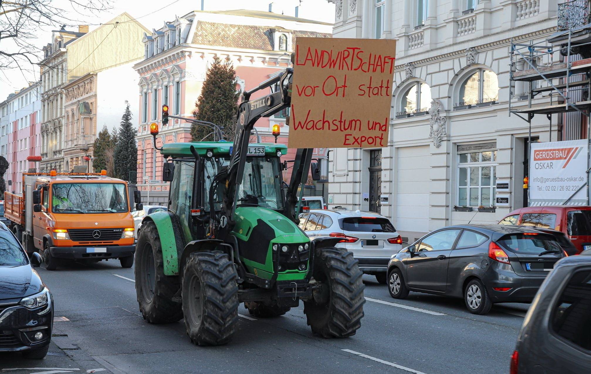Landwirte demonstrieren mit Trecker-Korso