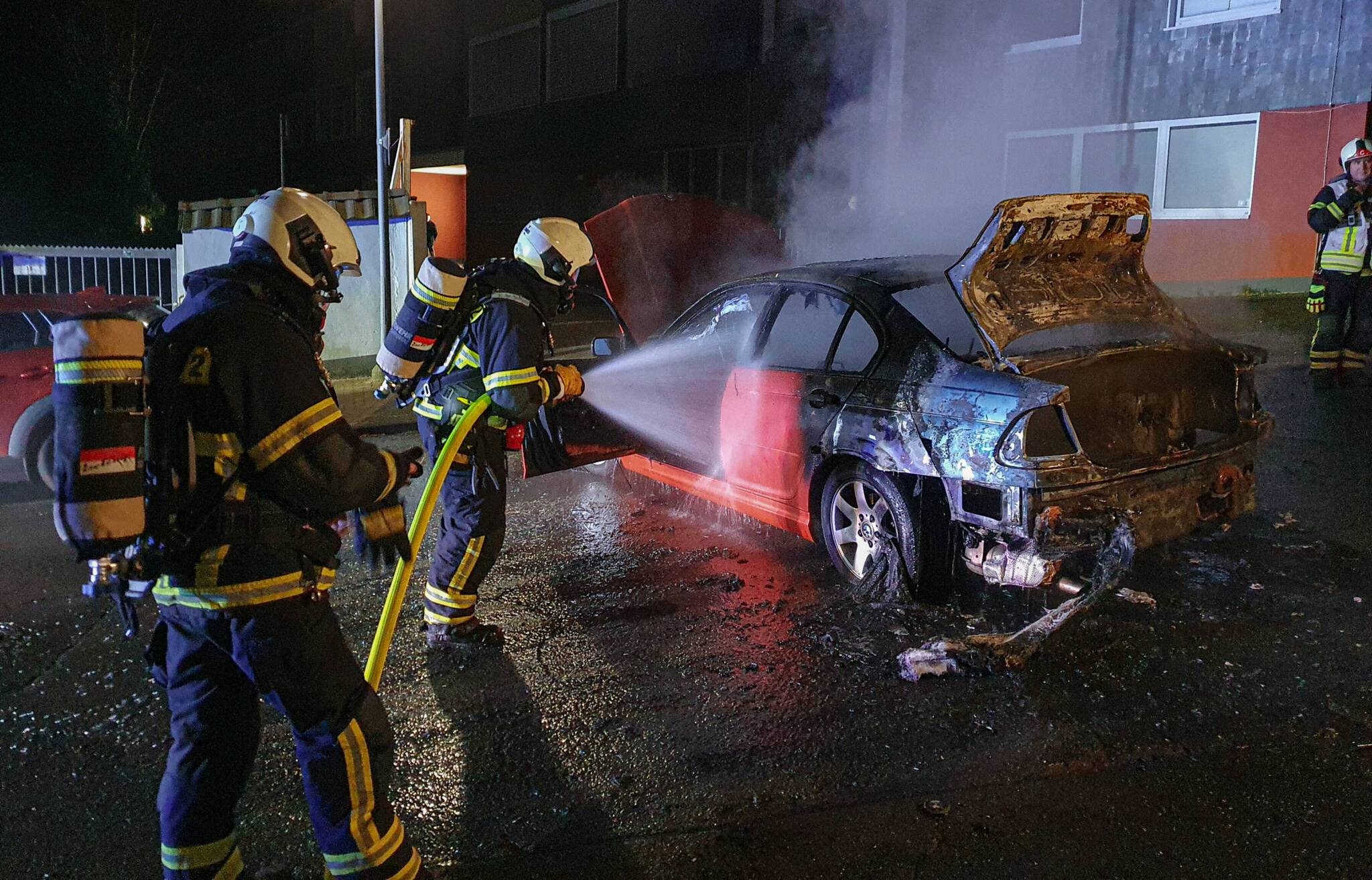Auto stand in Flammen