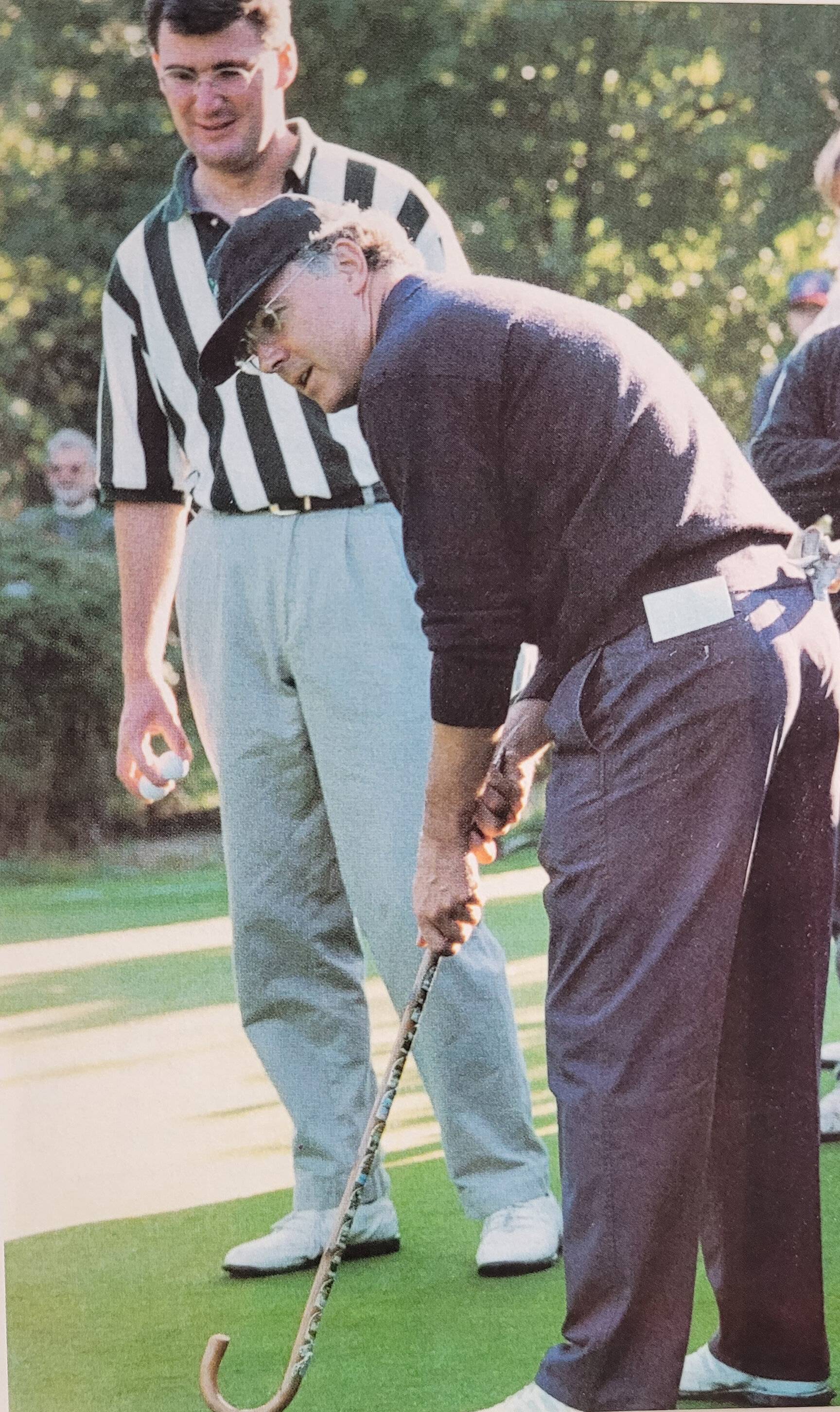 Franz Beckenbauer 1996 beim Charity-Golfturnier zu Gunsten seiner Stiftung im Felderbachtal mit Arnt Vesper und einem eher ungewöhnlichen Schläger ...