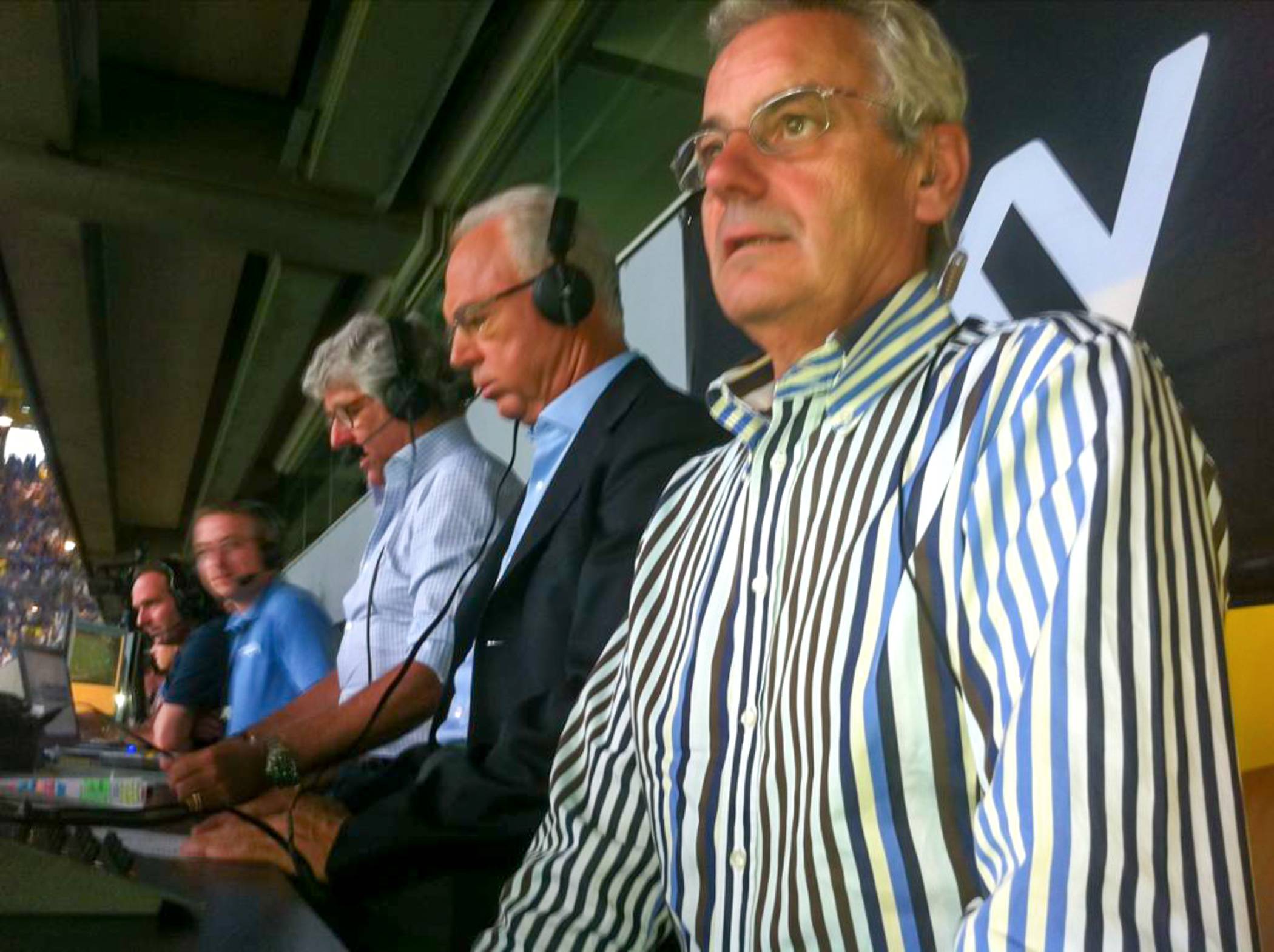  Helmut Wilzbach (re.) mit TV-Experte Franz Beckenbauer (Mi.) und Marcel Reif auf der Tribüne. 