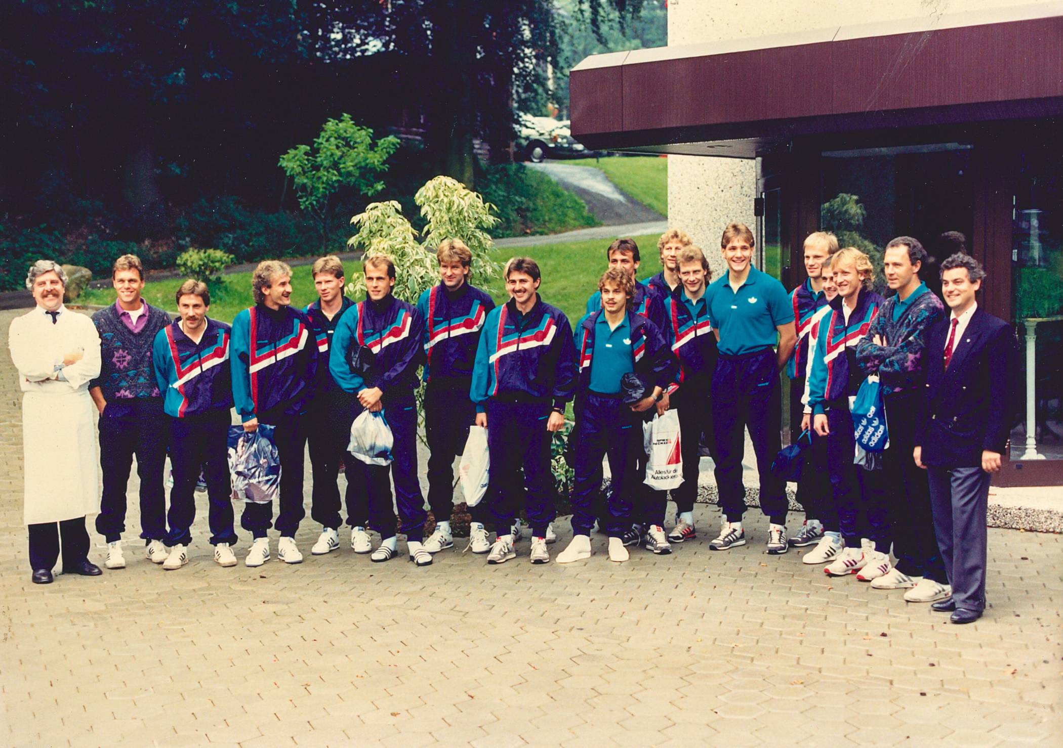 Die spätere Weltmeister-Mannschaft von 1990 mit Gastgeber Helmut Wilzbach (re.) und Teamchef Franz Beckenbauer (2.v.re.) in ihrem Stammquartier bei Spielen in Nordrhein-Westfalen, dem Wuppertaler Hotel Juliana auf Einern. 