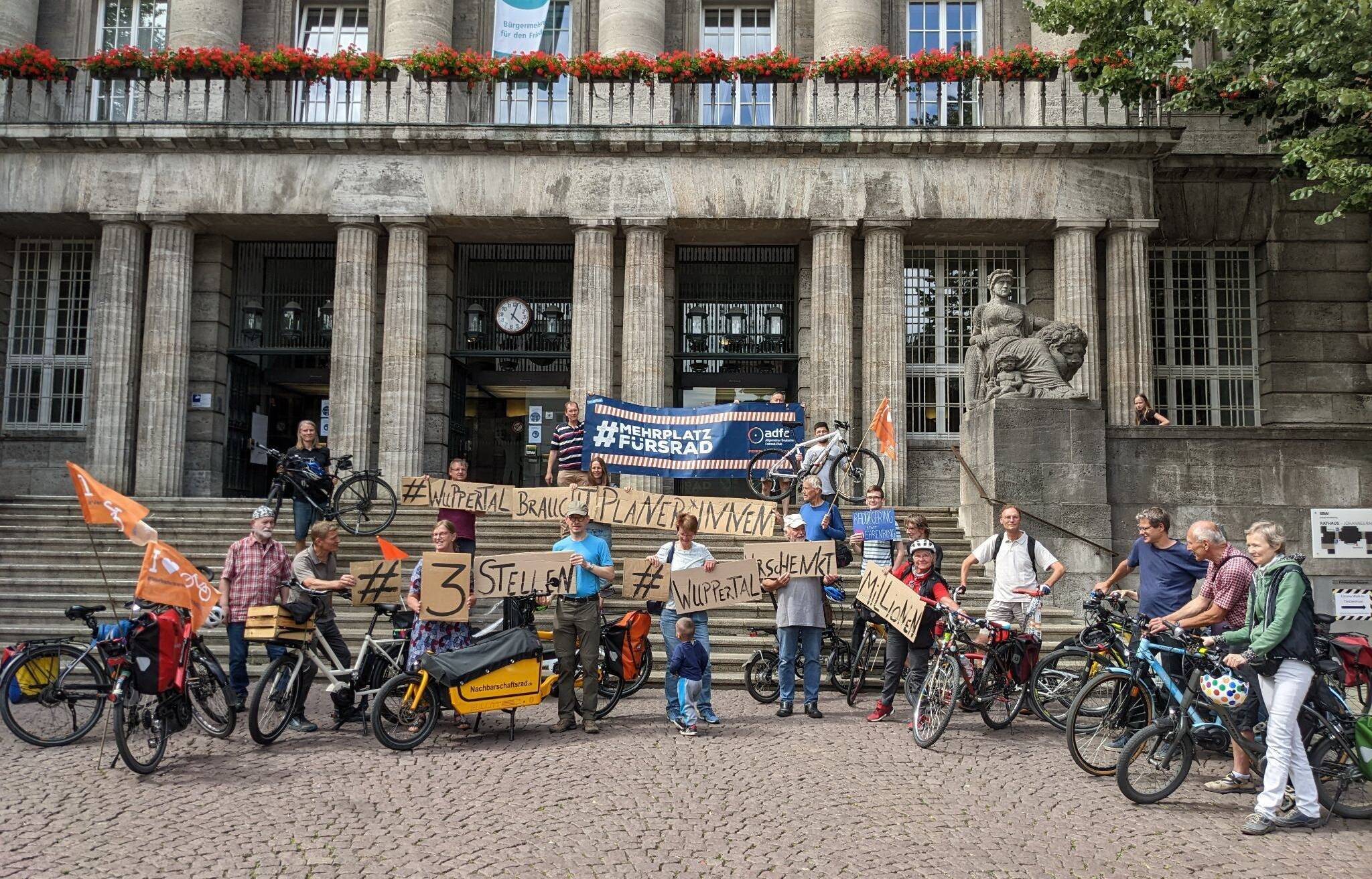 Anlässlich der städtischen Haushaltsberatungen riefen der ADFC Wuppertal-Solingen, die Vereine „Fahrradstadt Wuppertal“ und „Fuss“, das „Bündnis Mobiles Wuppertal“ und der VCD Bergisch Land bereits im Juni 2022 zu einer Demonstration vor dem Barmer Rathaus auf.