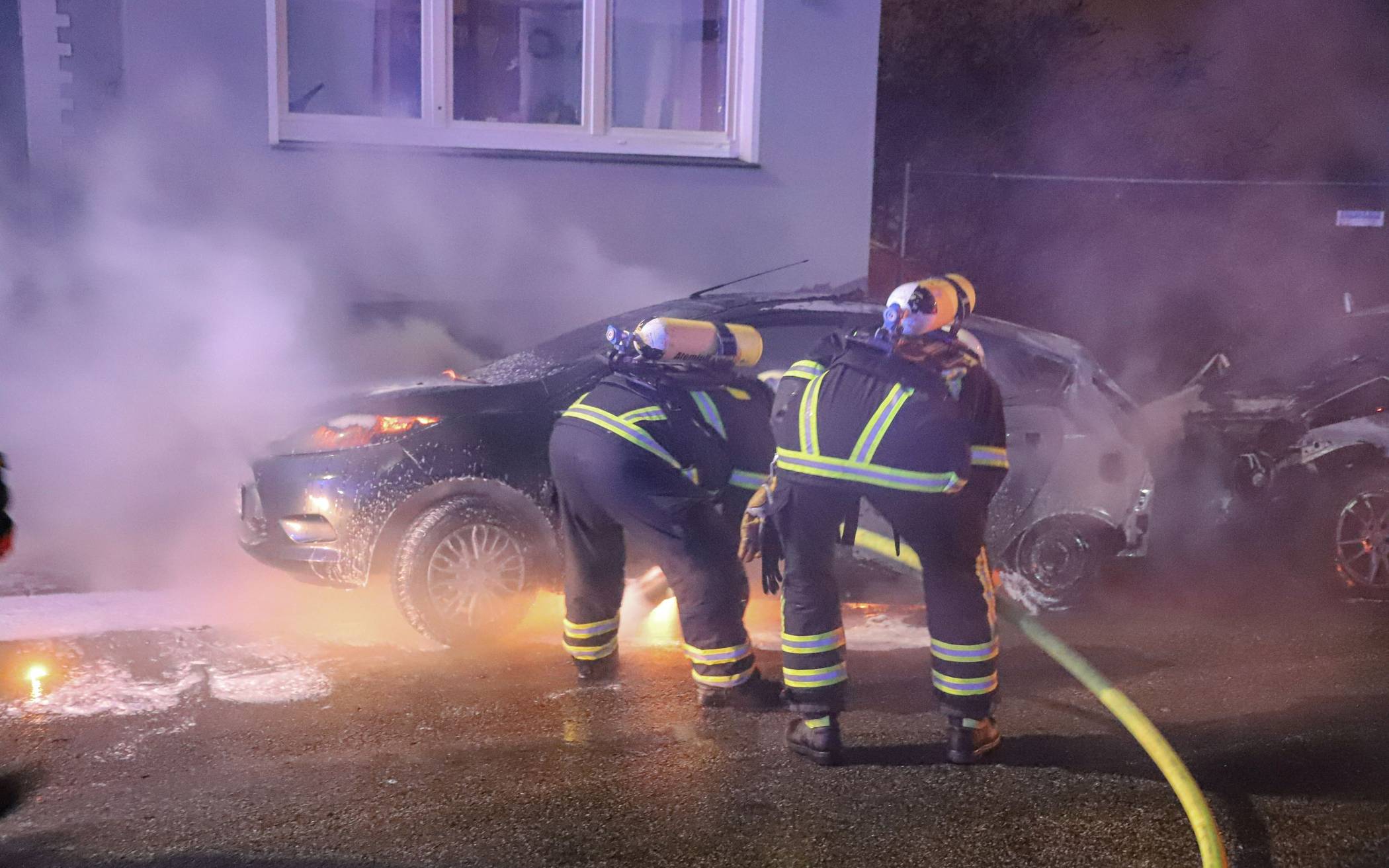Zwei Autos durch Brand schwer beschädigt