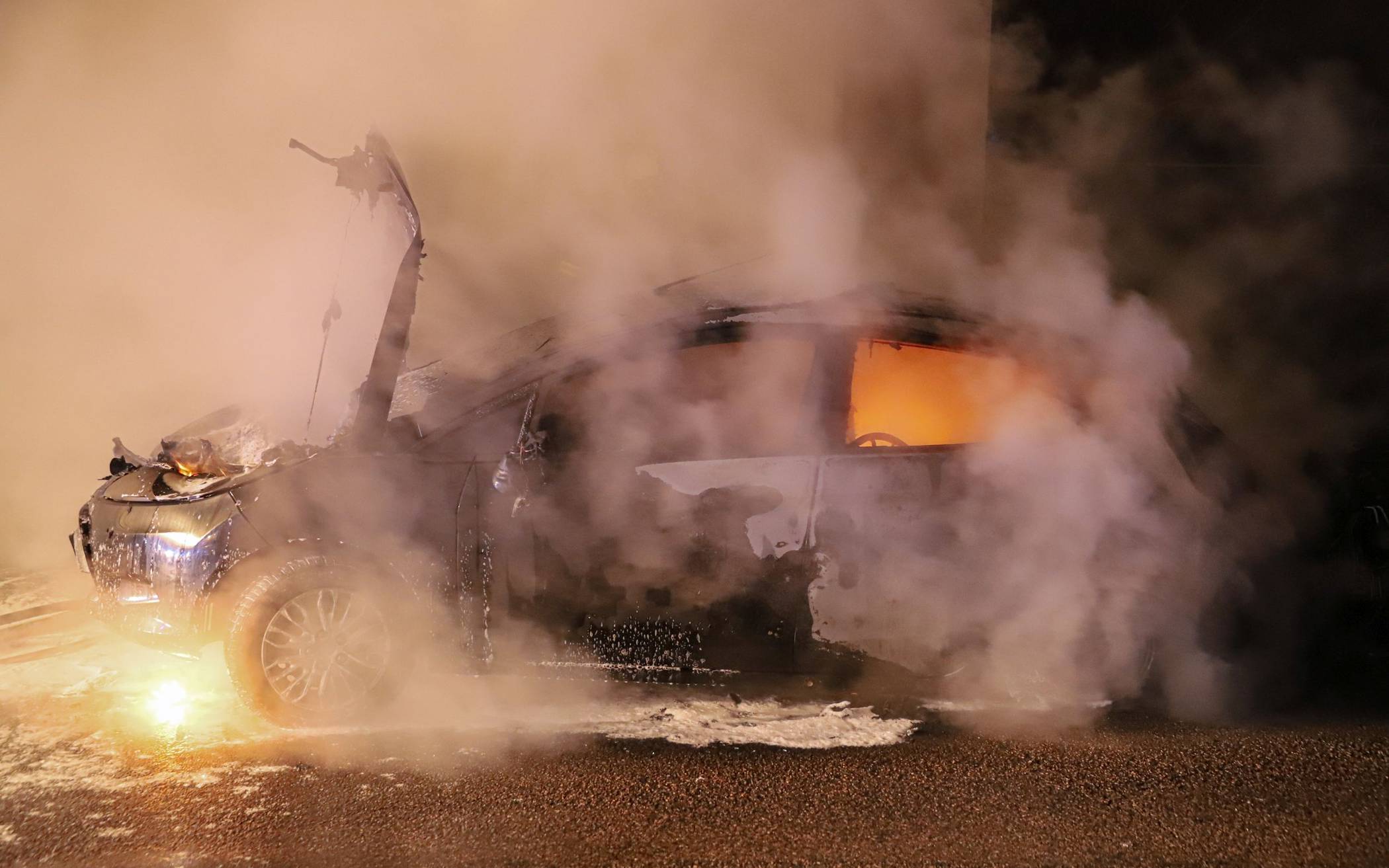 Bilder: Zwei Autos stehen in Wuppertal in Flammen​