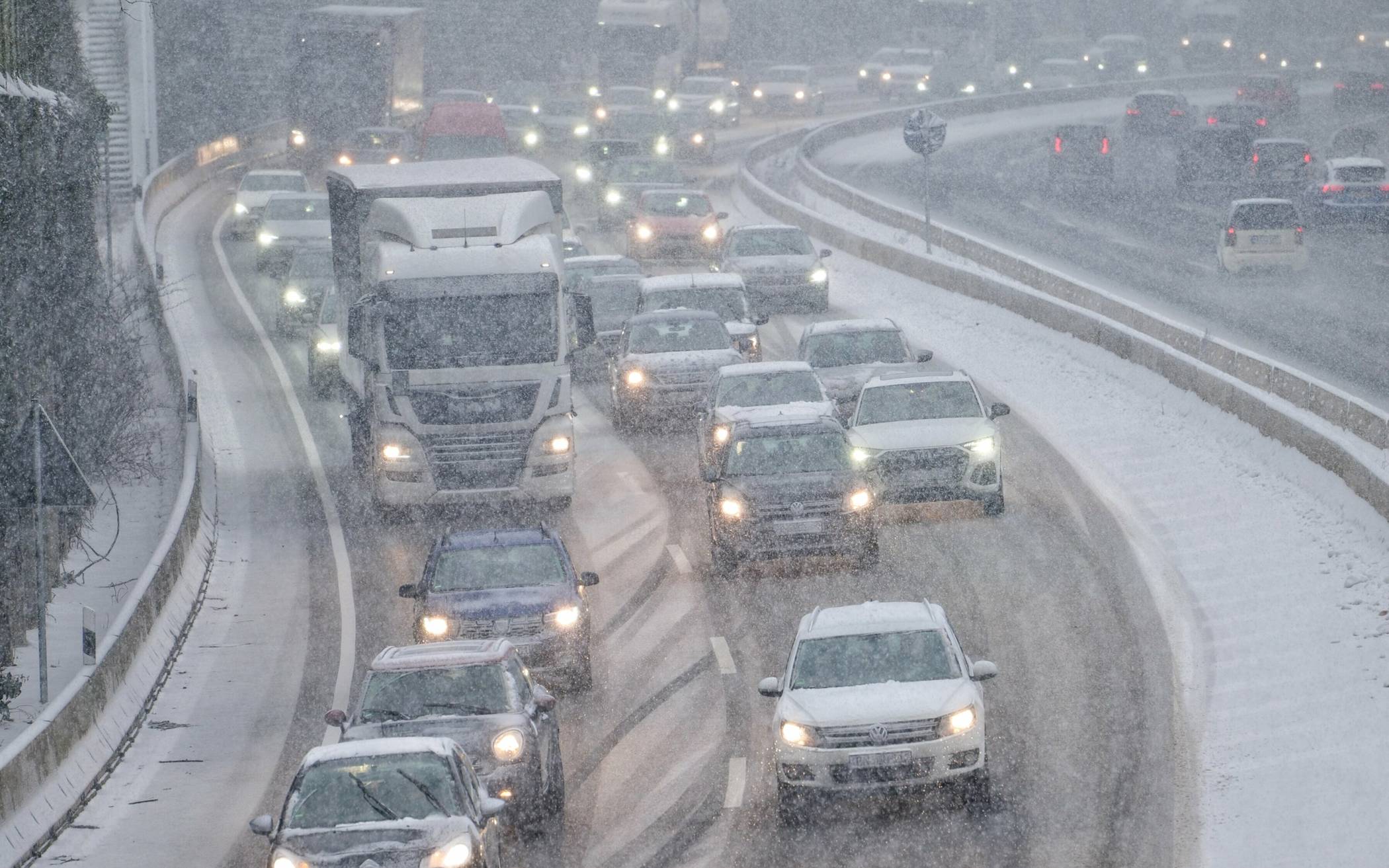 Schnee und Glätte: WSW stoppen den Busverkehr