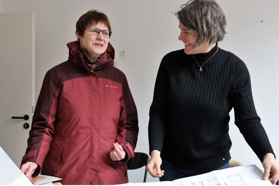 Superintendentin Ilka Federschmidt und Bauforscherin Barbara